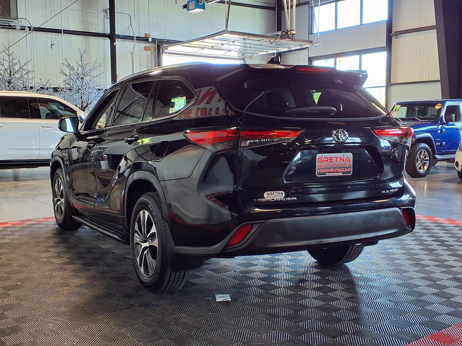 2022 Toyota Highlander XLE - Midnight Black Metallic exterior view 4