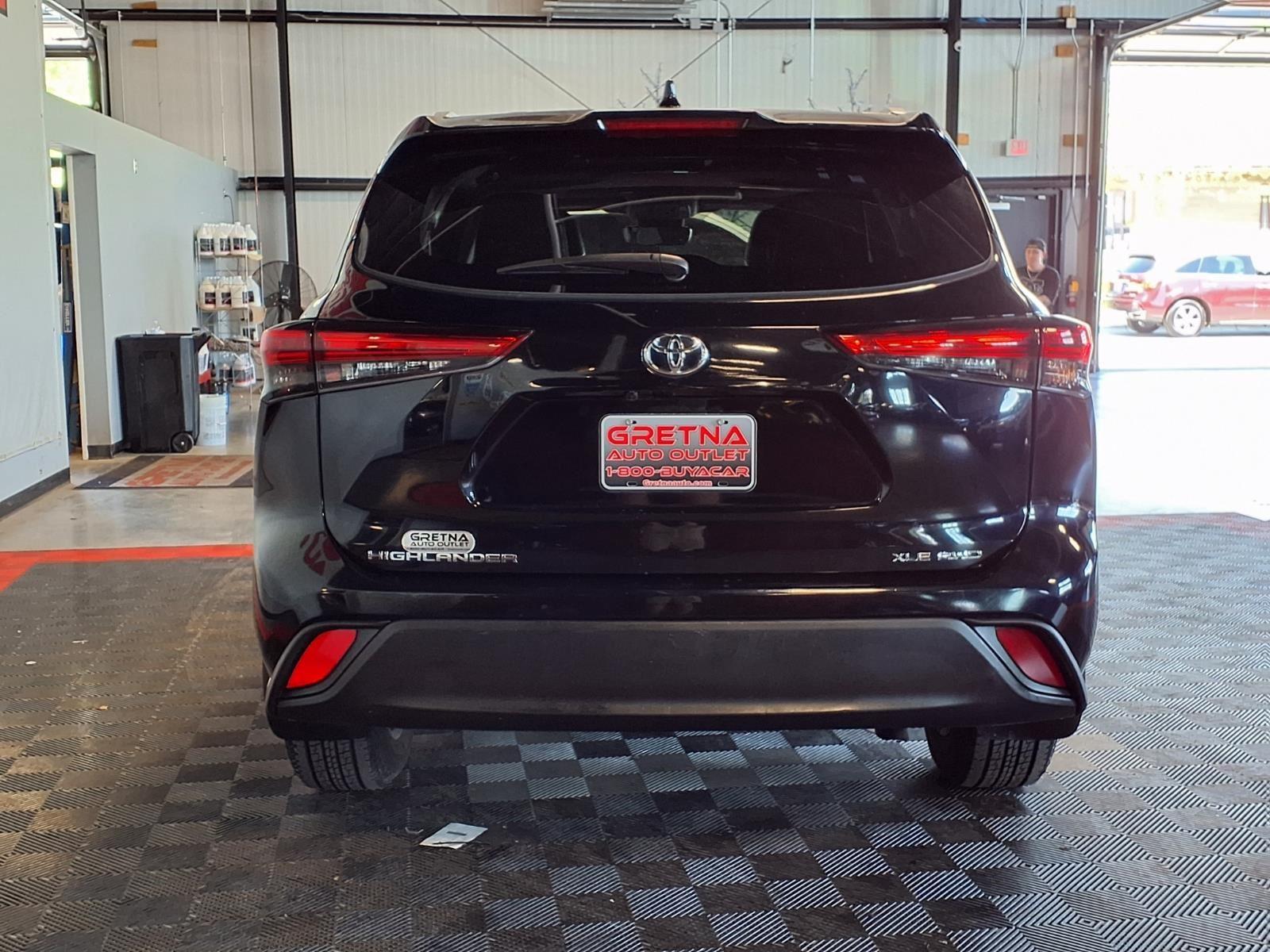 2022 Toyota Highlander XLE - Midnight Black Metallic exterior view 5