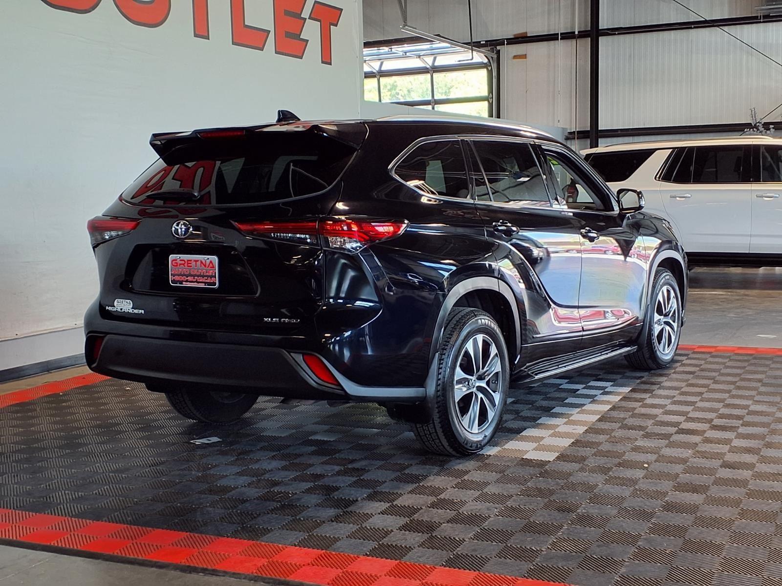 2022 Toyota Highlander XLE - Midnight Black Metallic exterior view 8