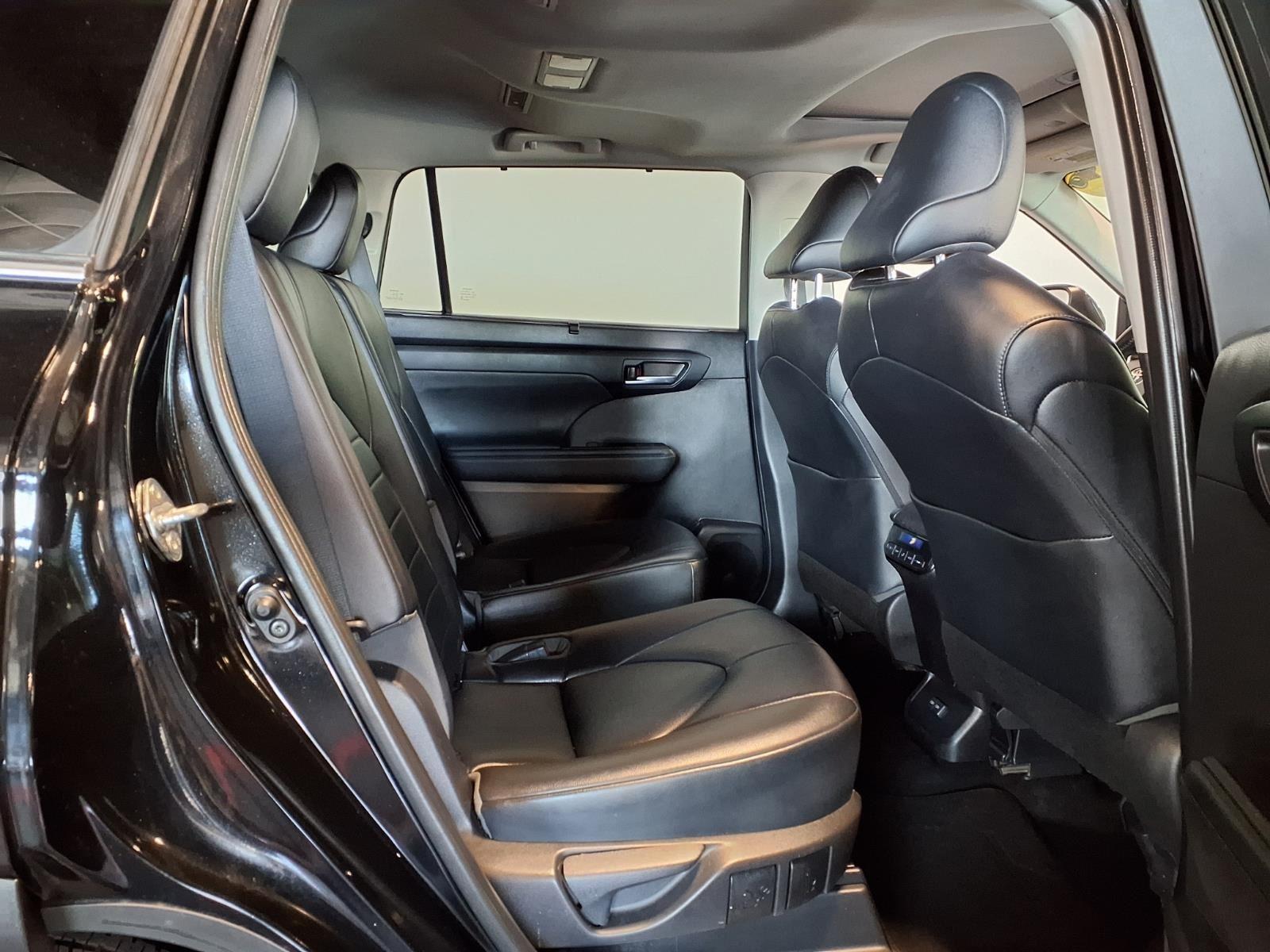 2022 Toyota Highlander XLE - Midnight Black Metallic exterior view 11