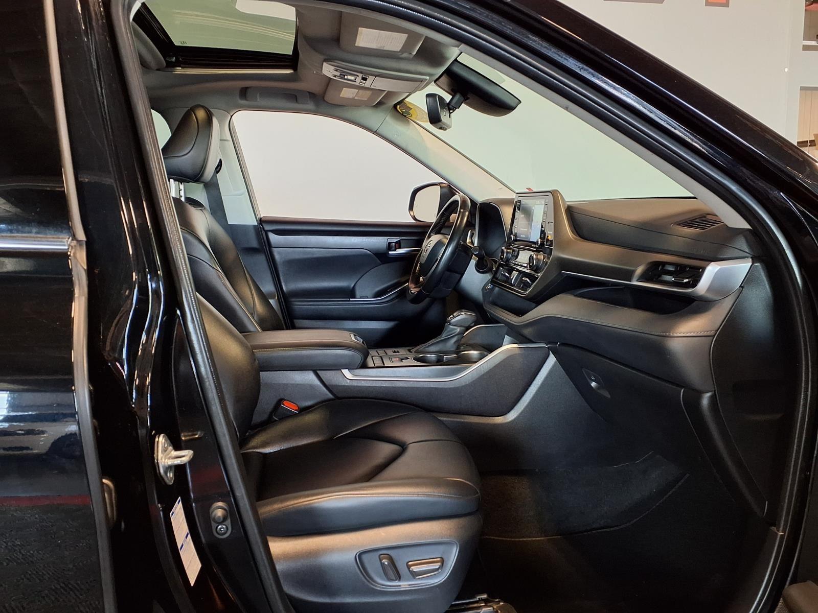 2022 Toyota Highlander XLE - Midnight Black Metallic exterior view 13