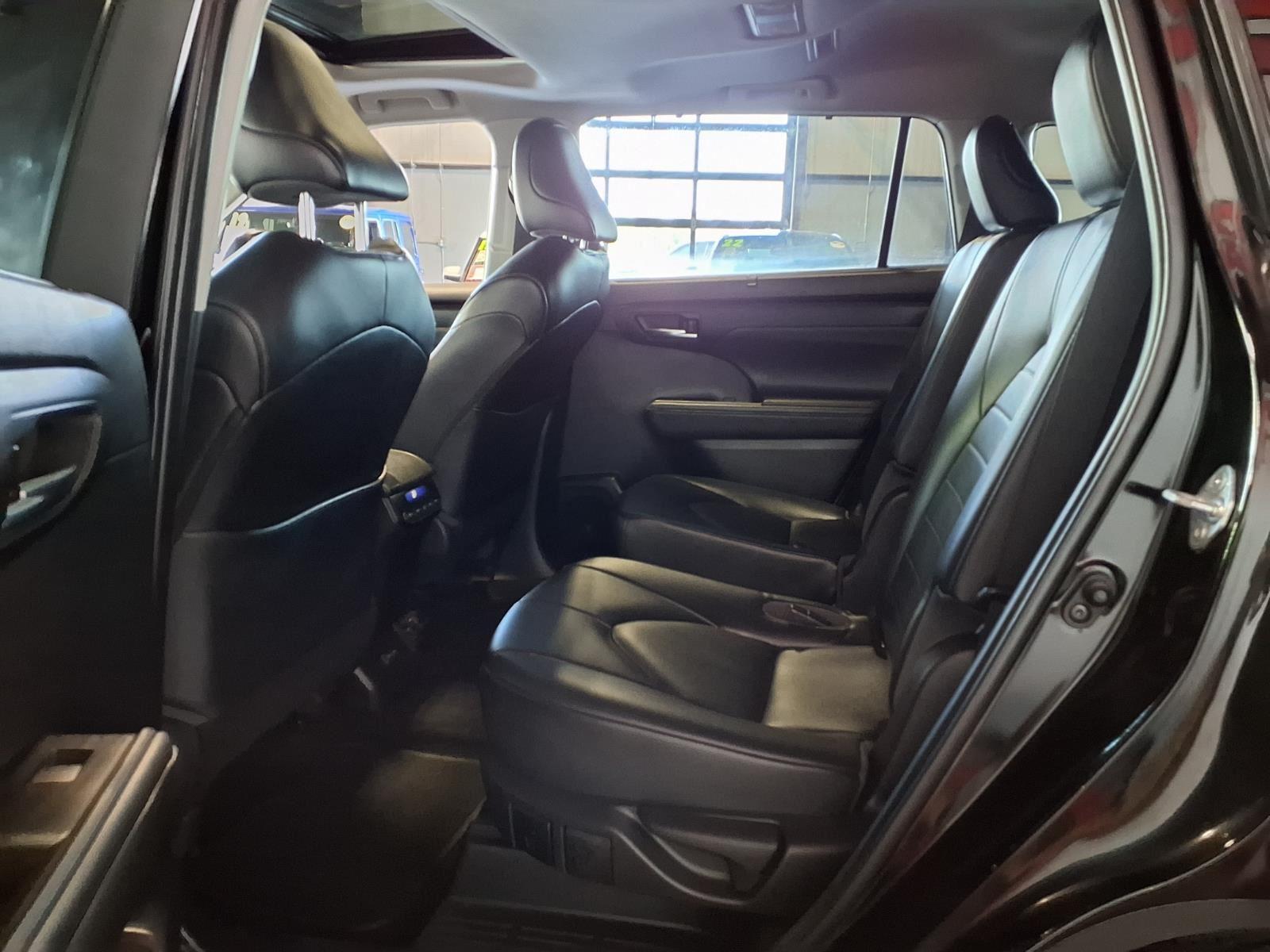 2022 Toyota Highlander XLE - Midnight Black Metallic exterior view 16
