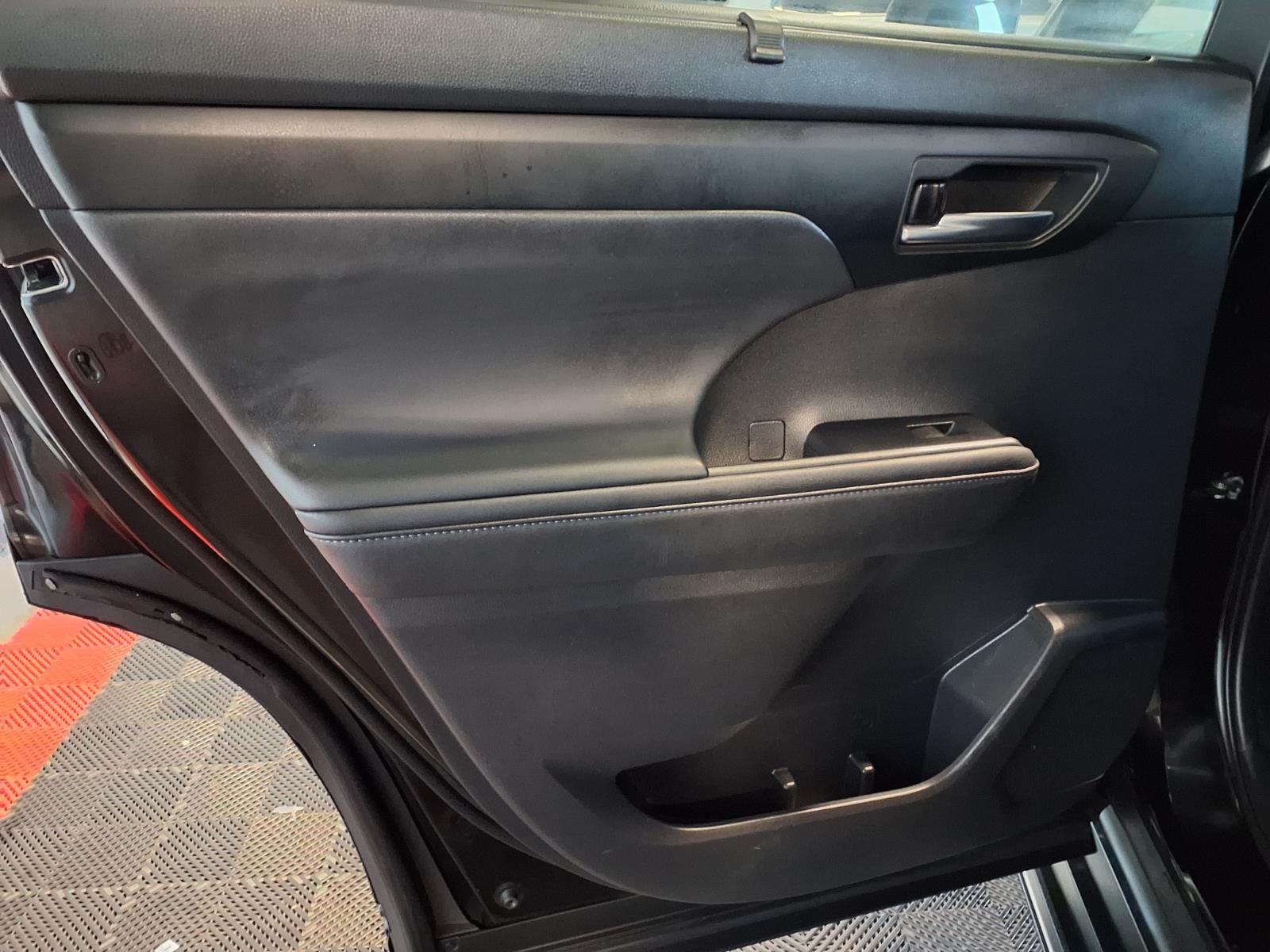 2022 Toyota Highlander XLE - Midnight Black Metallic exterior view 17