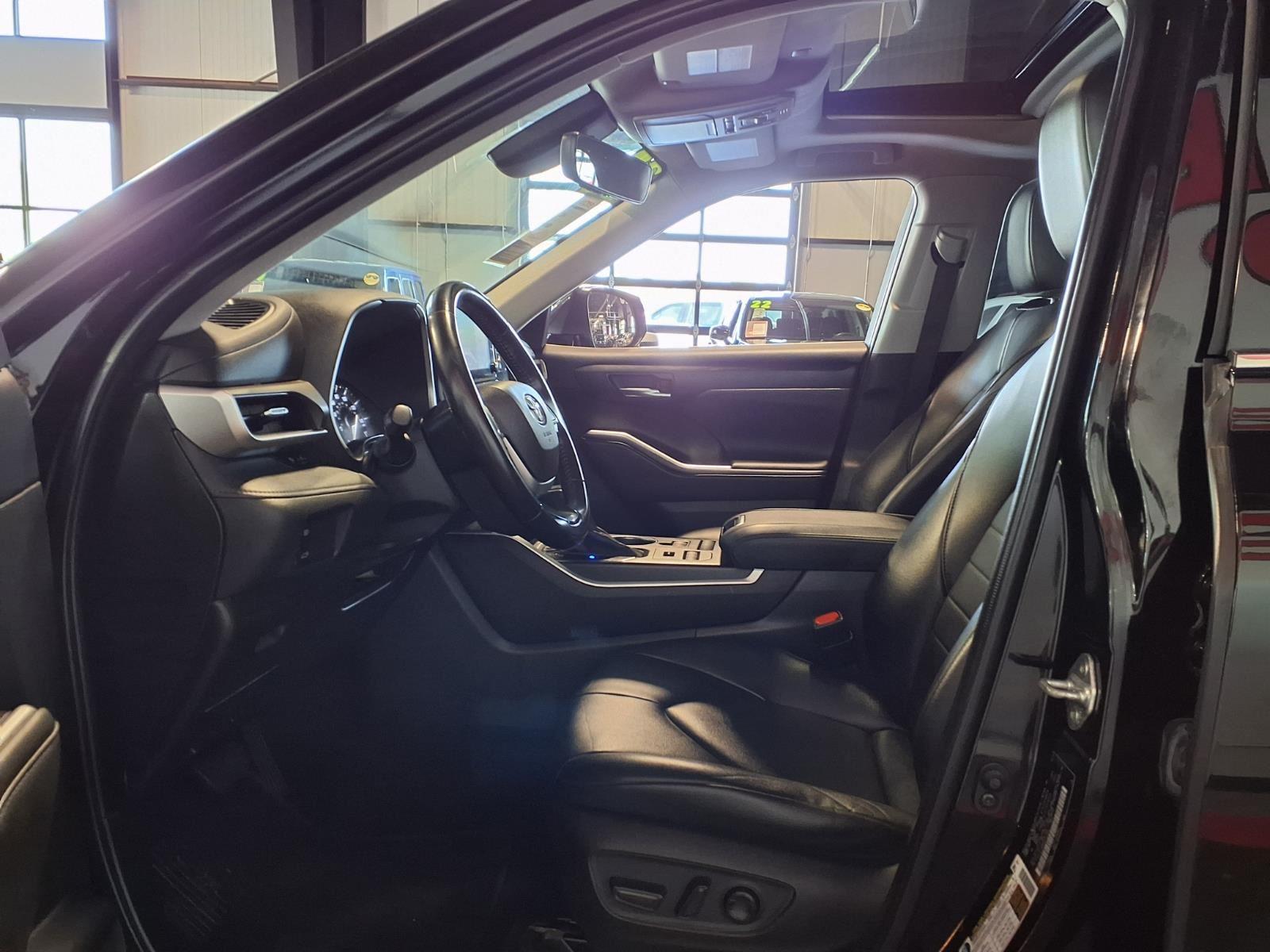 2022 Toyota Highlander XLE - Midnight Black Metallic exterior view 20