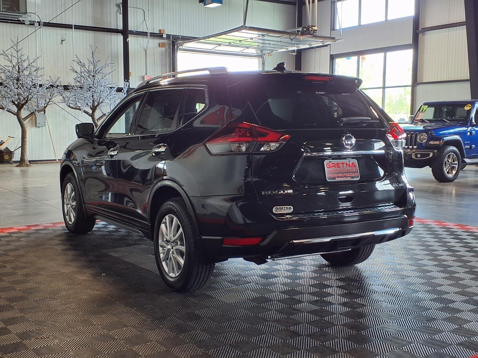 2018 Nissan Rogue SV - Magnetic Black exterior view 4