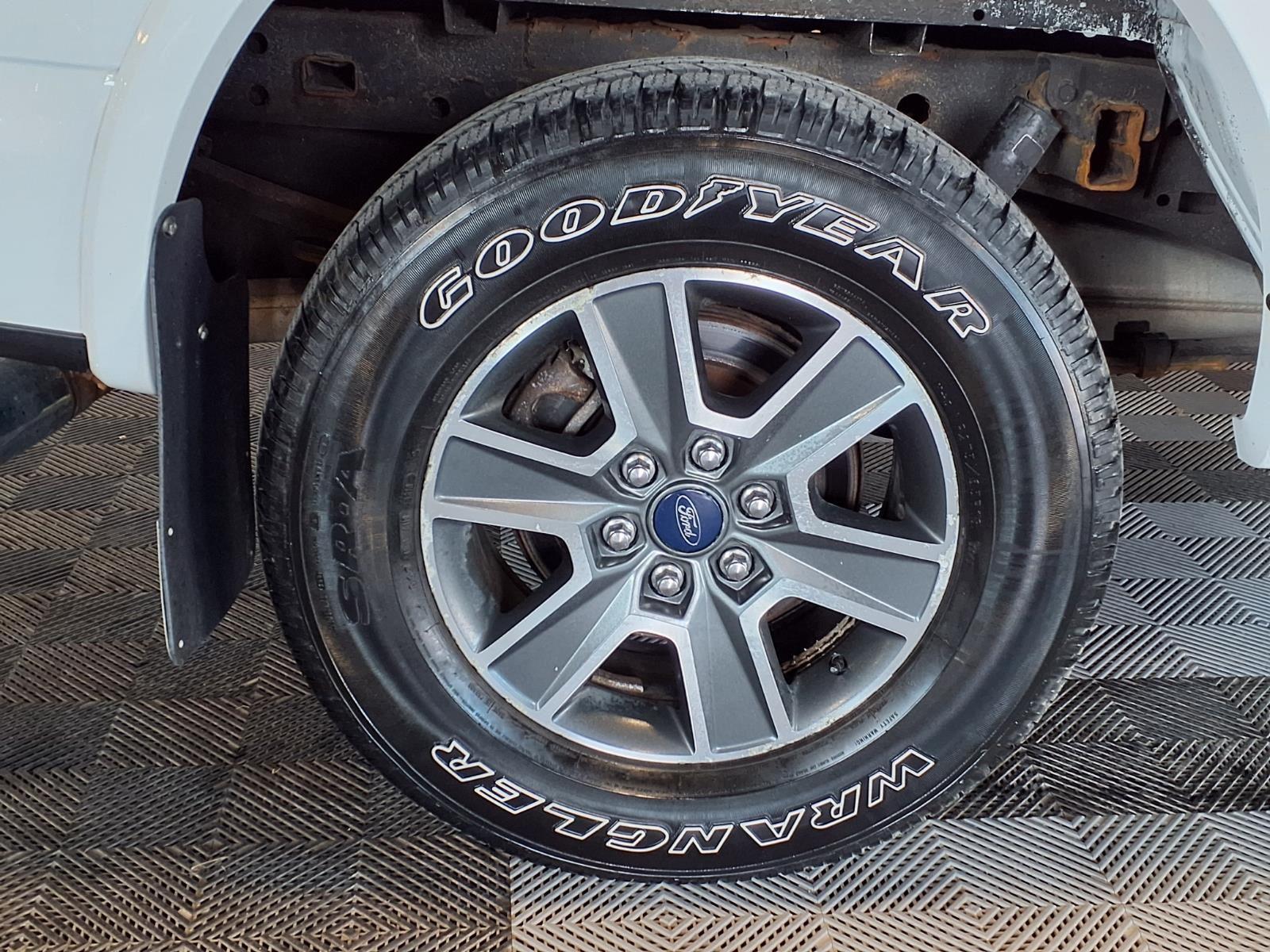 2015 Ford F-150 Lariat - Oxford White exterior view 8