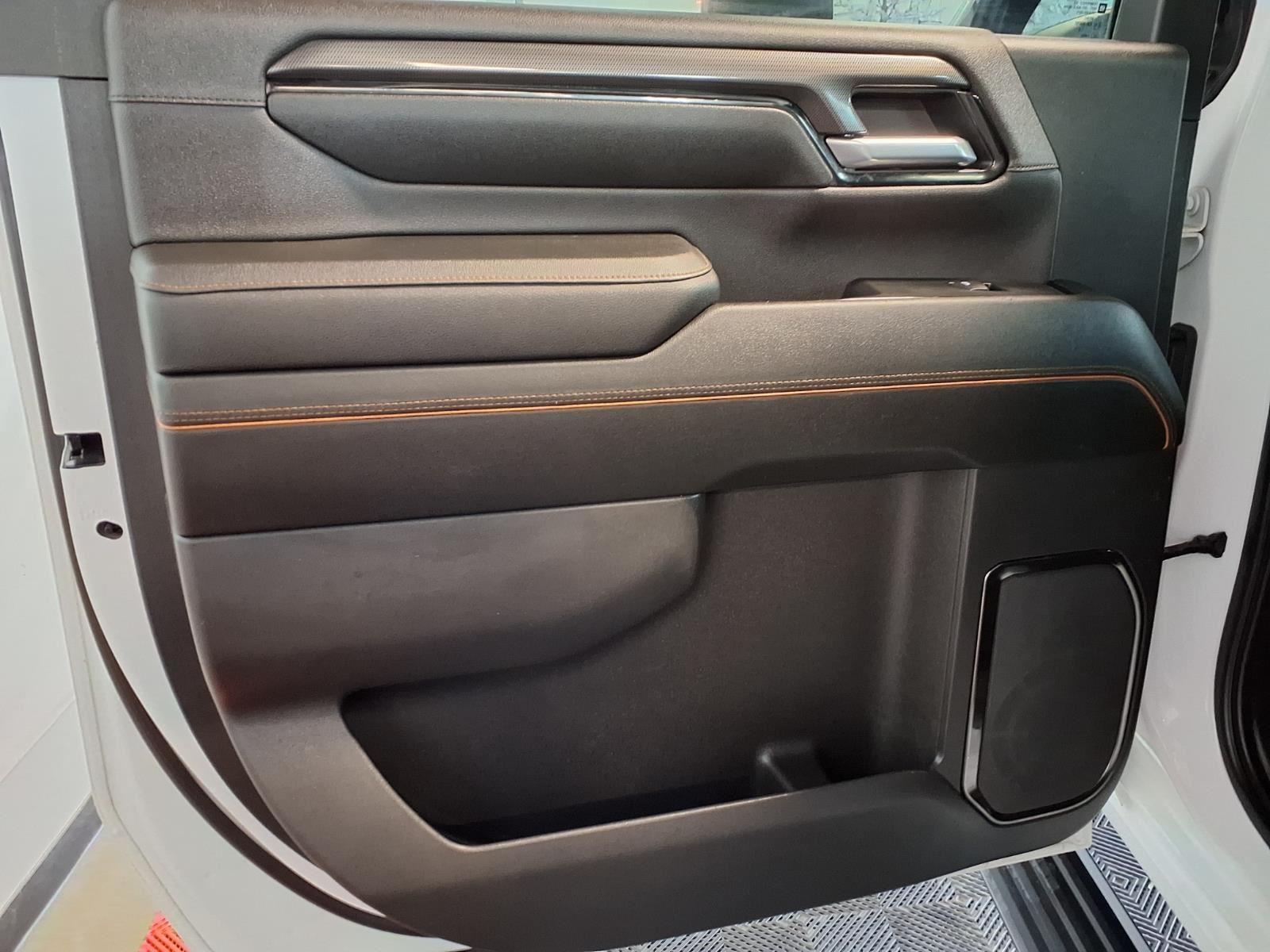 2024 GMC Sierra 2500HD AT4 - Summit White exterior view 15