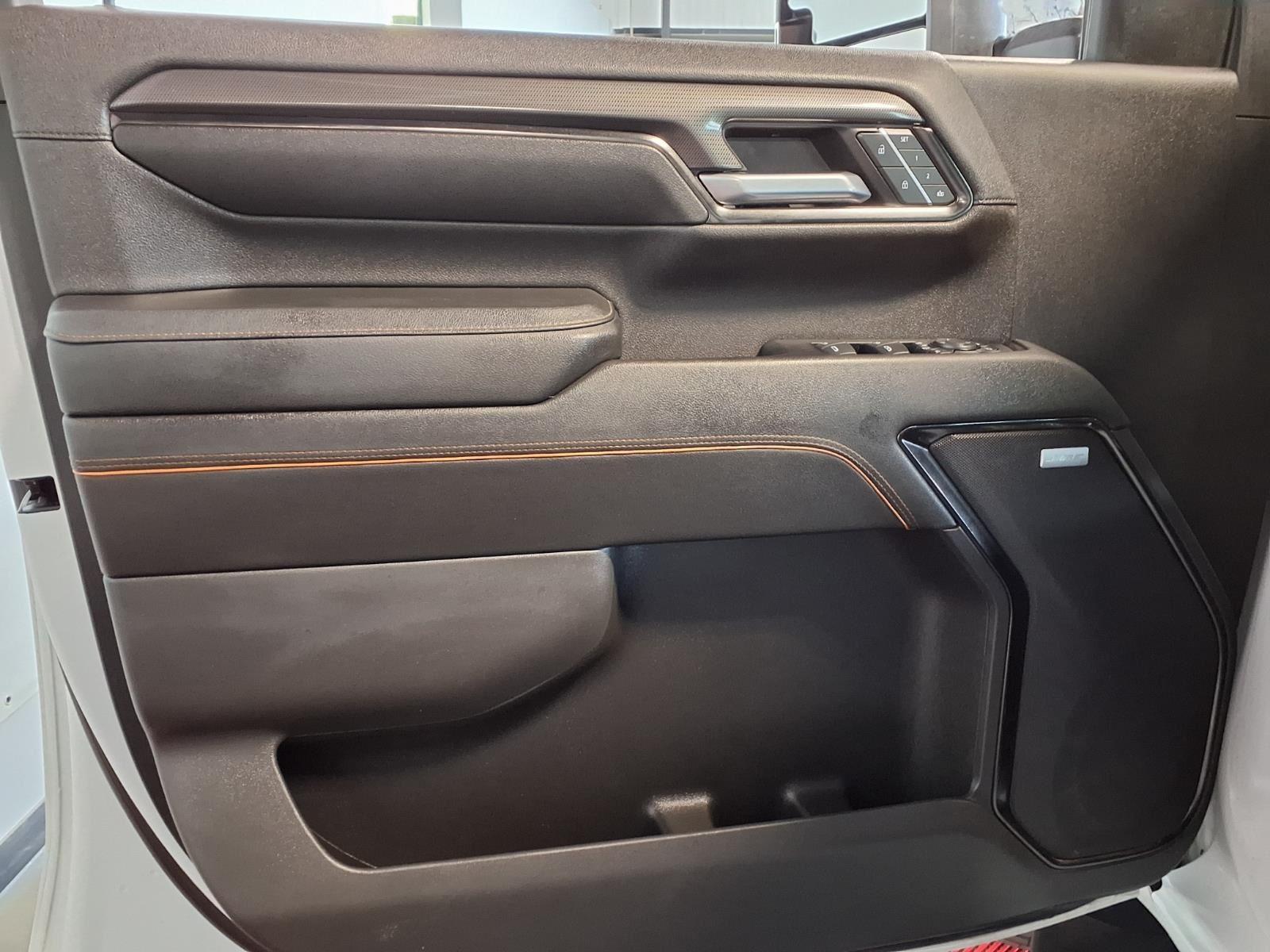 2024 GMC Sierra 2500HD AT4 - Summit White exterior view 17