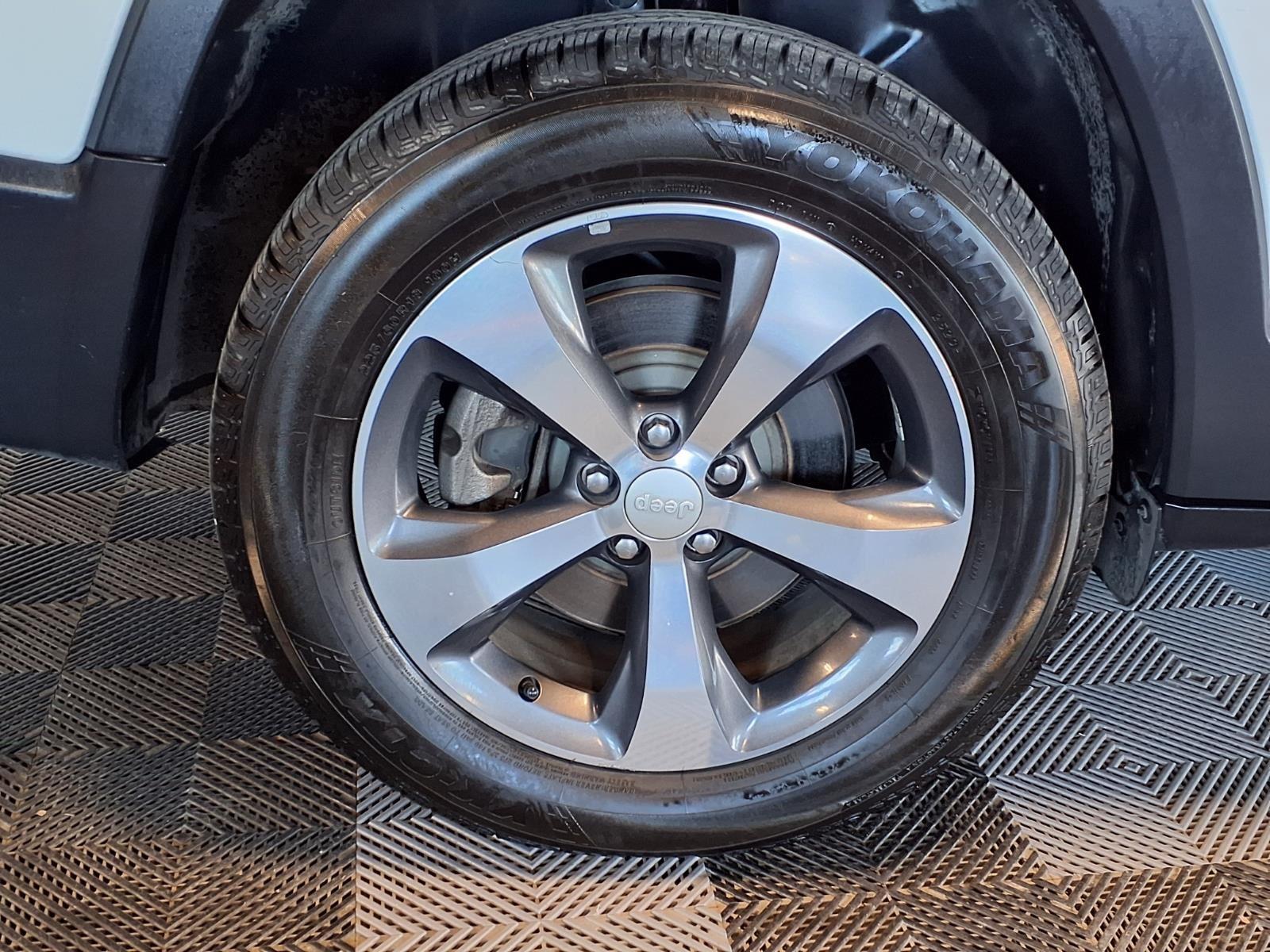 2019 Jeep Cherokee Limited - Bright White Clearcoat exterior view 8