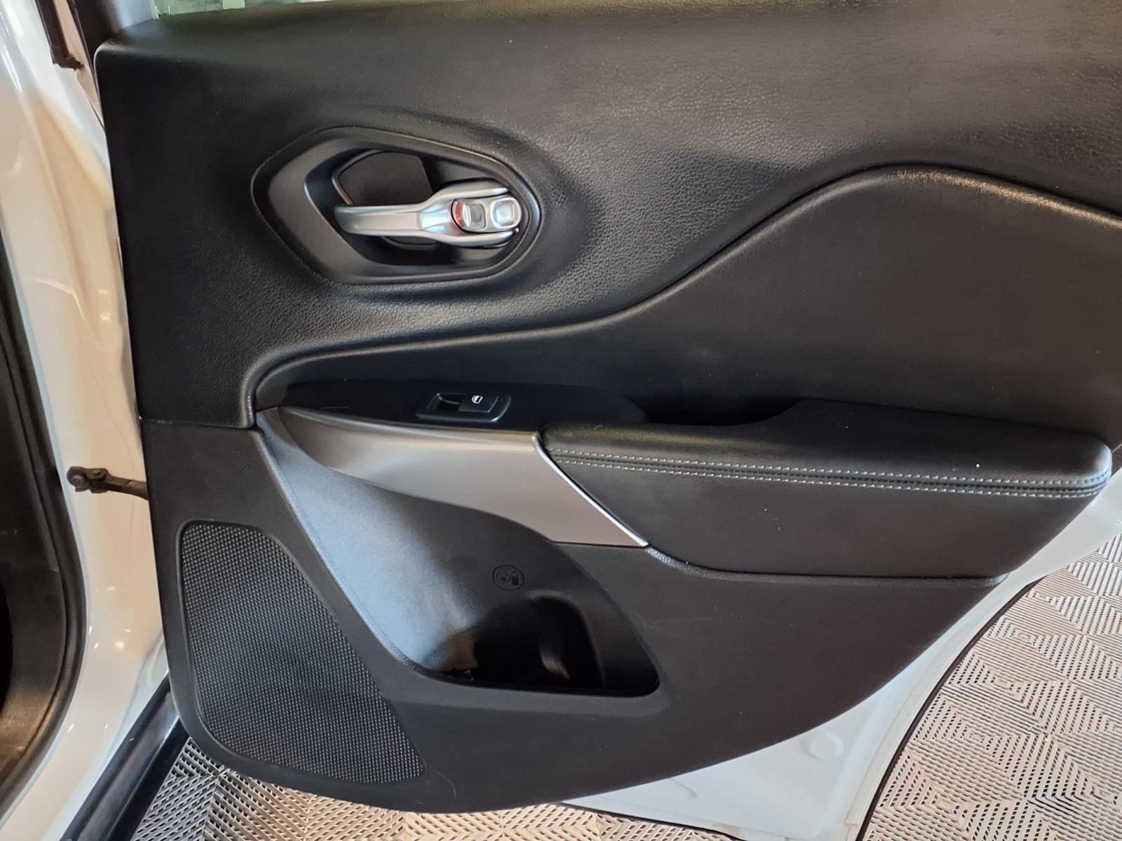 2019 Jeep Cherokee Limited - Bright White Clearcoat exterior view 11