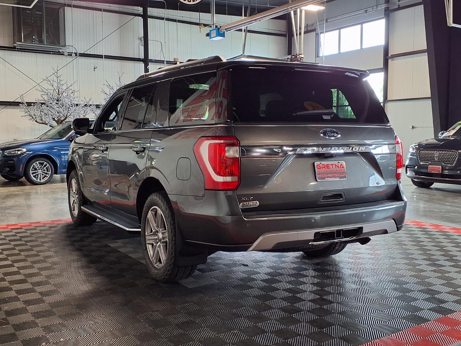 2019 Ford Expedition XLT - GRAY exterior view 4
