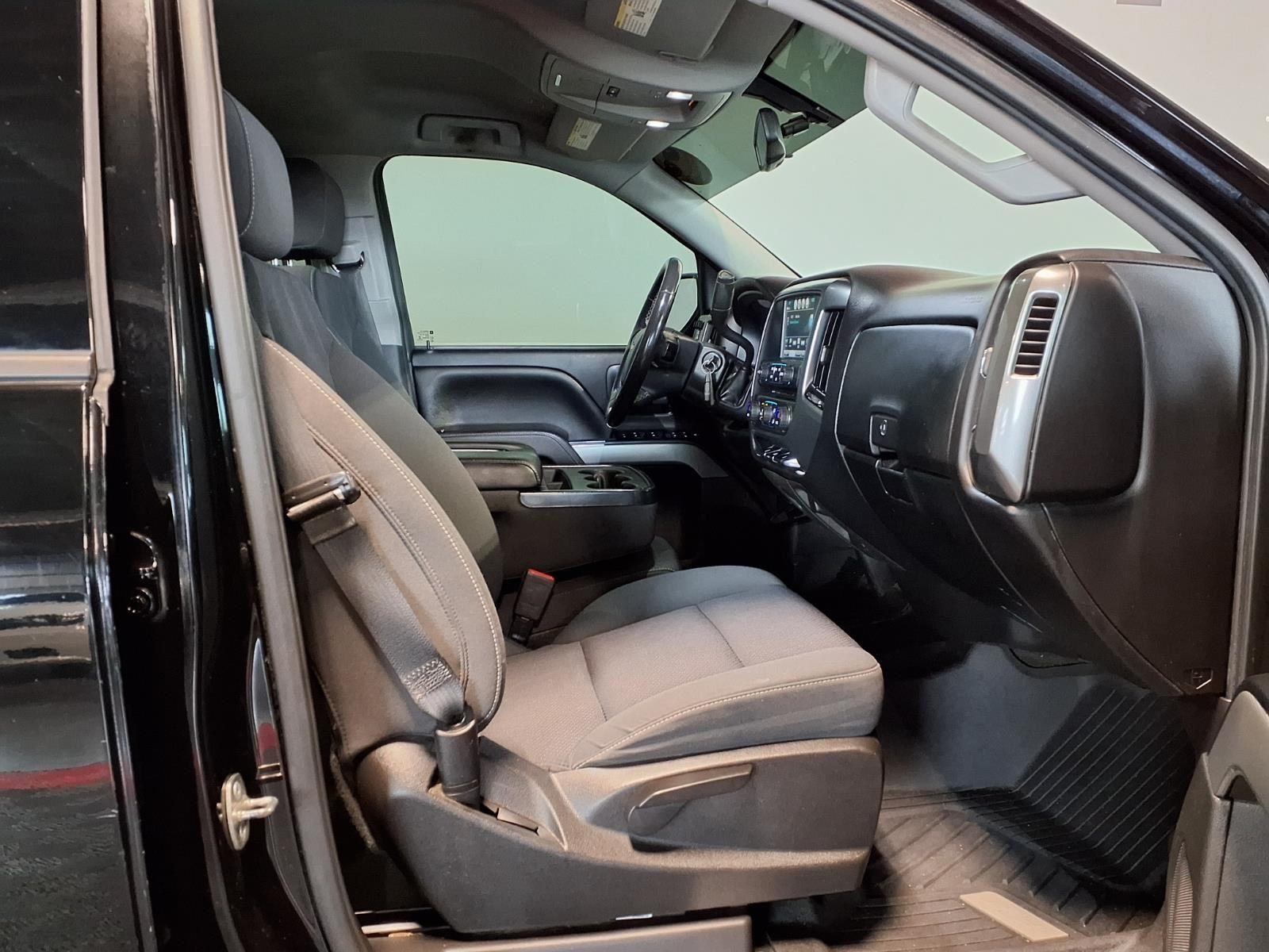 2018 Chevrolet Silverado 1500 LT - Black exterior view 12