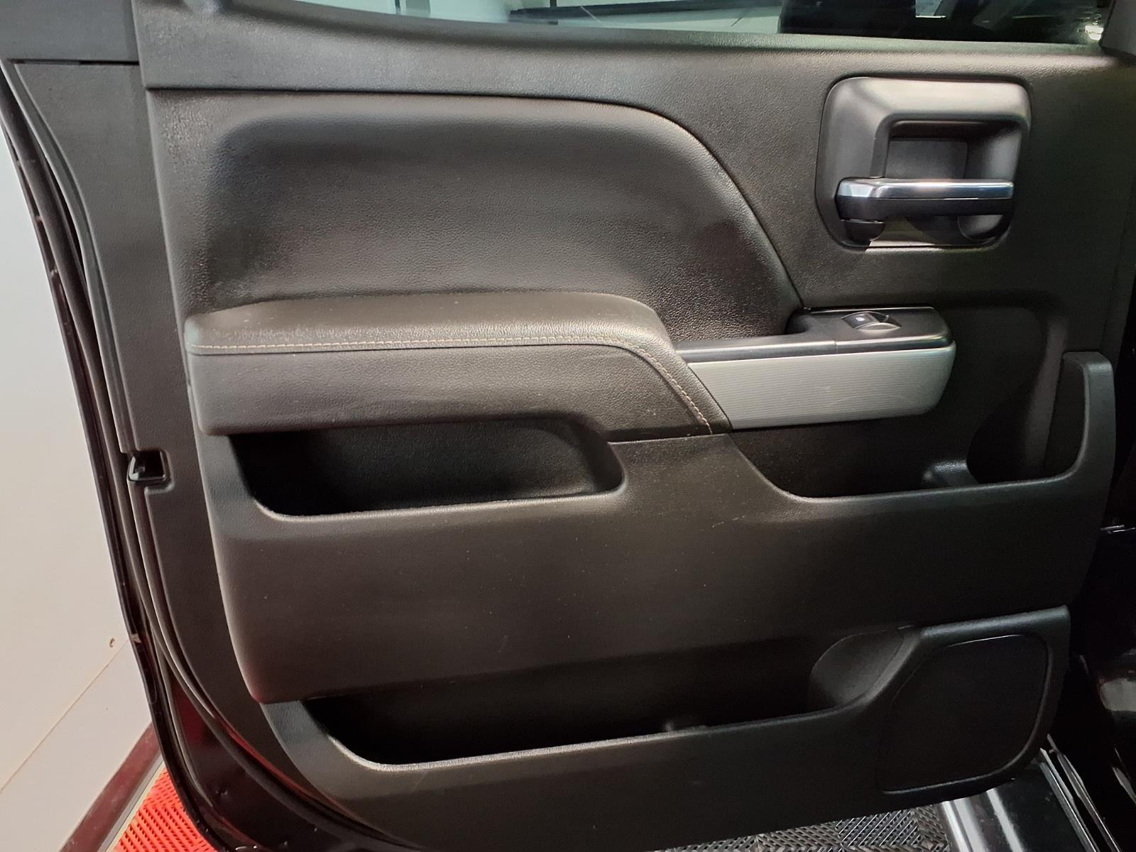 2018 Chevrolet Silverado 1500 LT - Black exterior view 15