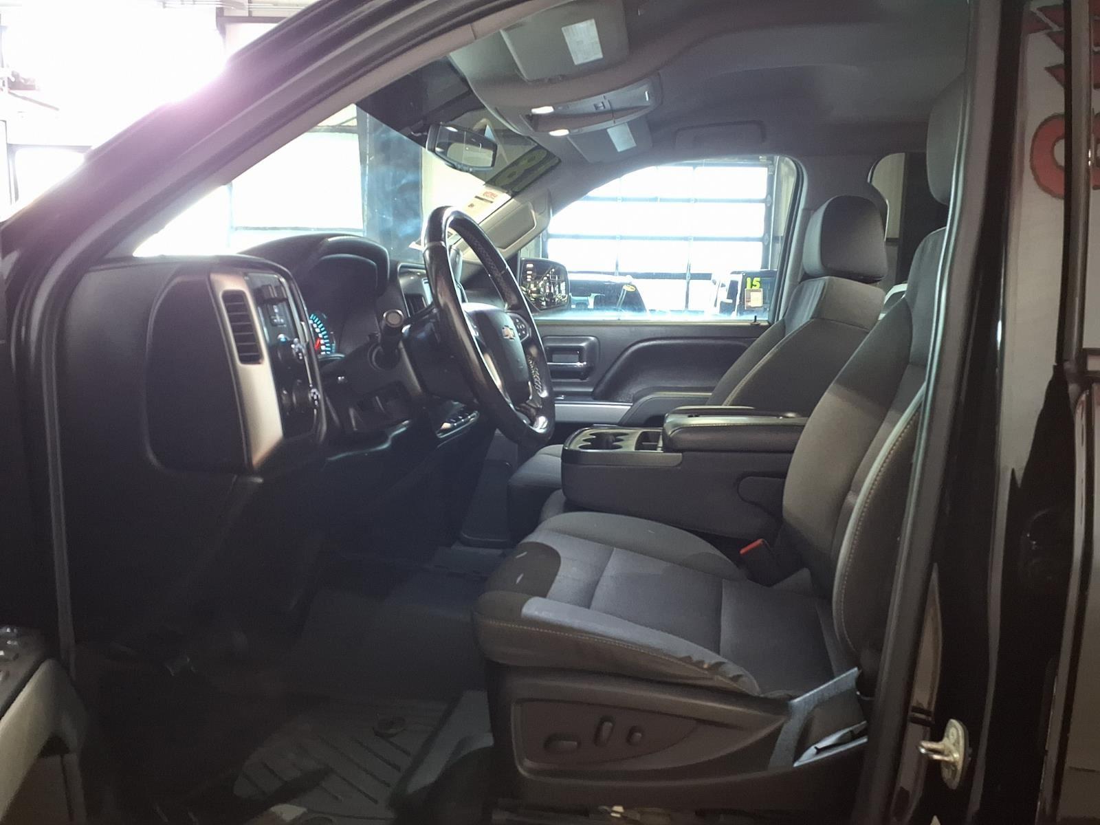 2018 Chevrolet Silverado 1500 LT - Black exterior view 18