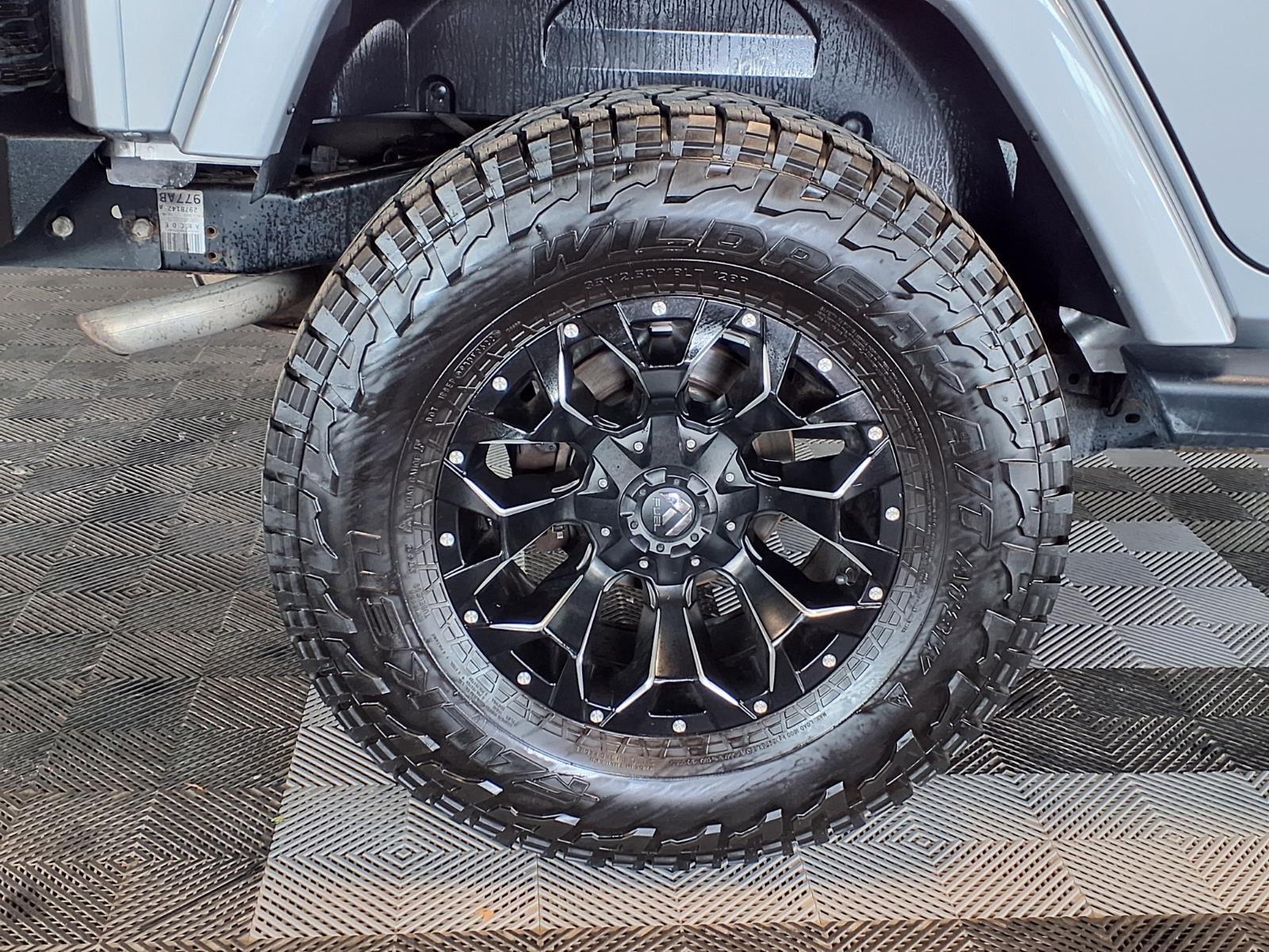 2017 Jeep Wrangler Unlimited Sahara - Billet Metallic exterior view 8