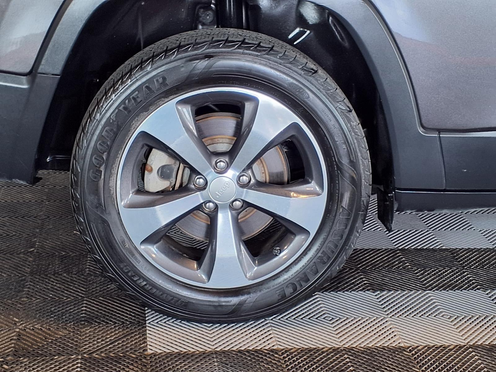 2019 Jeep Cherokee Limited - Granite Crystal Metallic Clearcoat exterior view 9