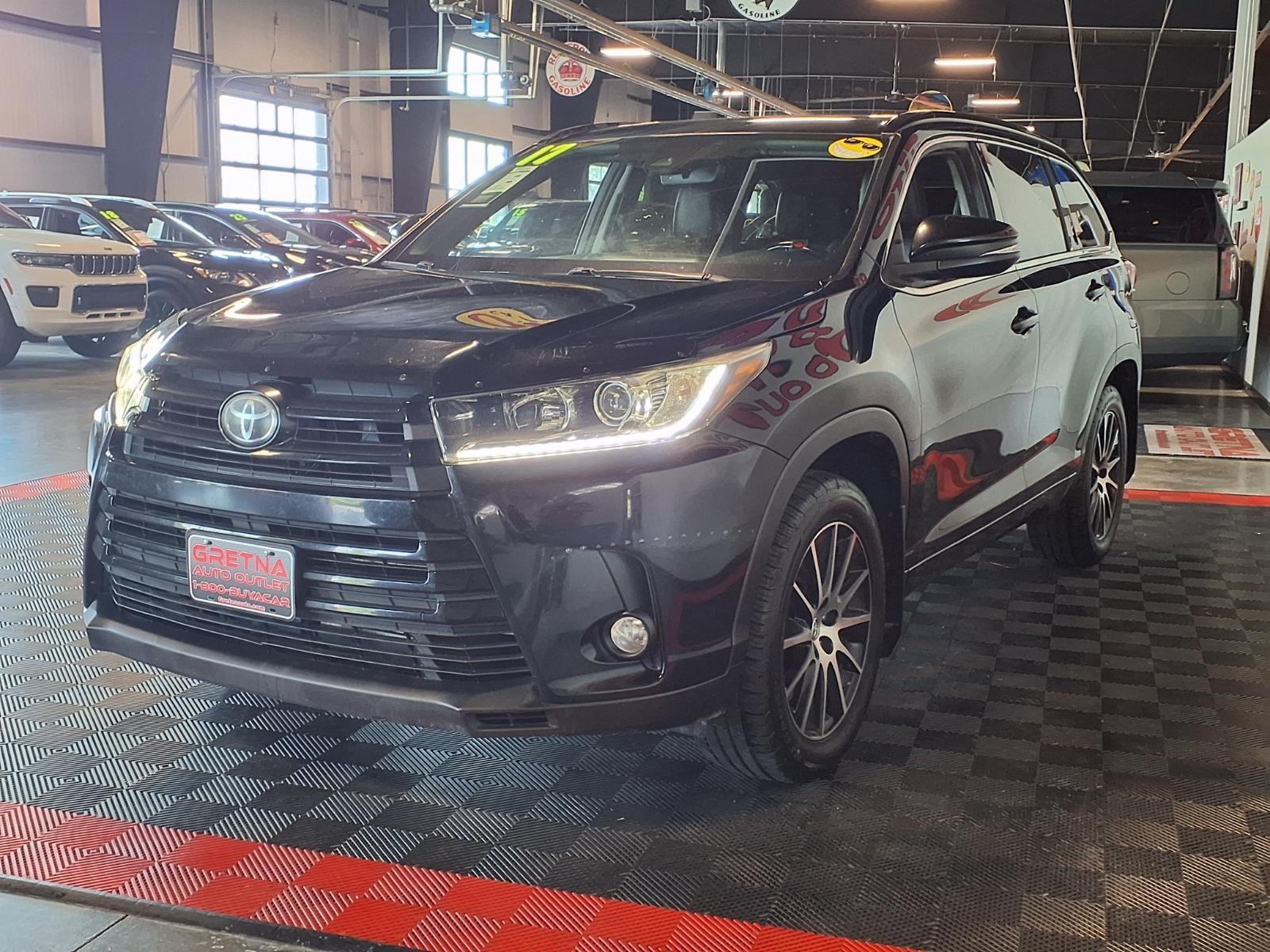 2017 TOYOTA HIGHLANDER - Midnight Black Metallic exterior view 4