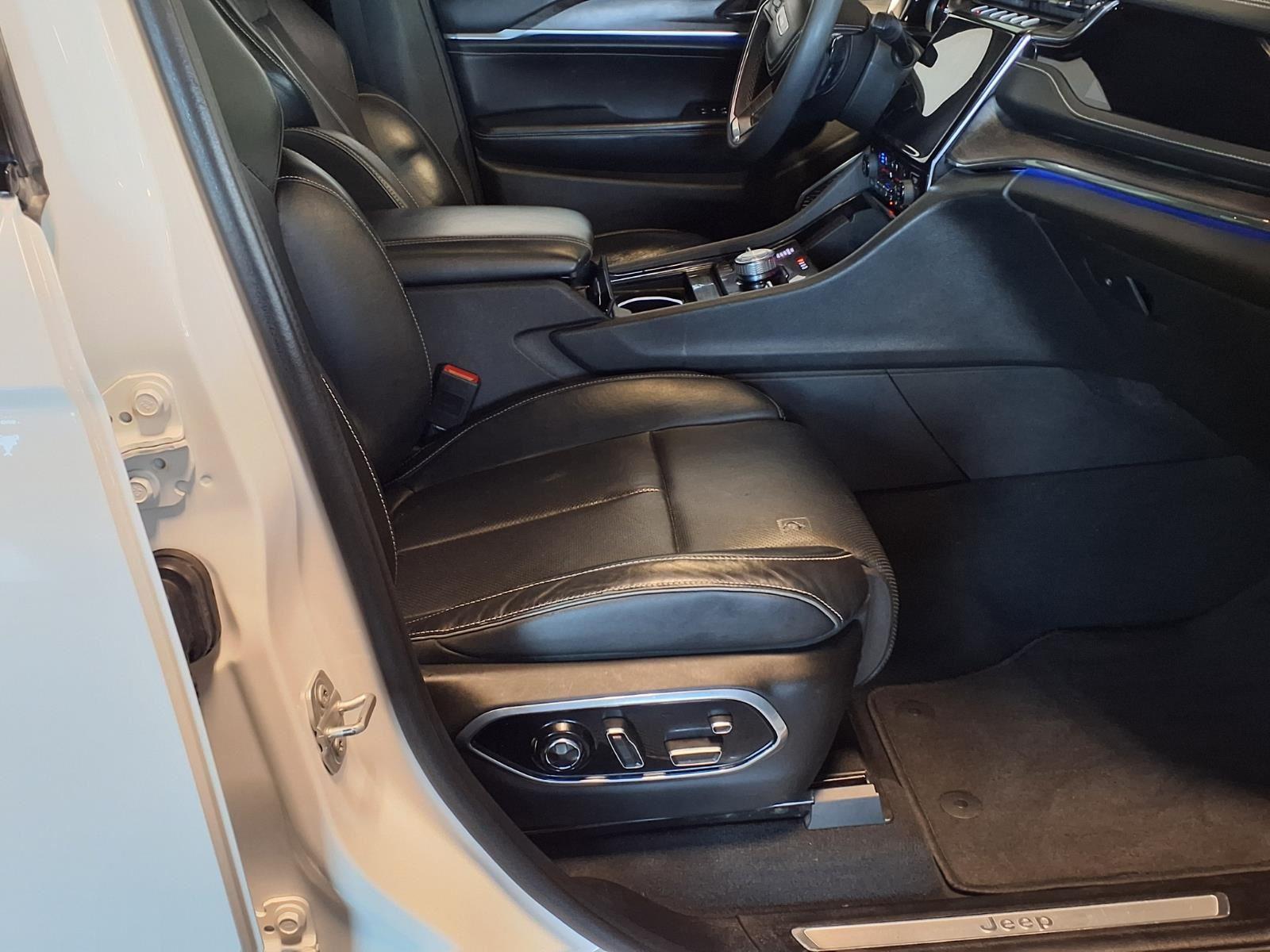 2023 Jeep Grand Cherokee Overland - Bright White Clearcoat exterior view 12