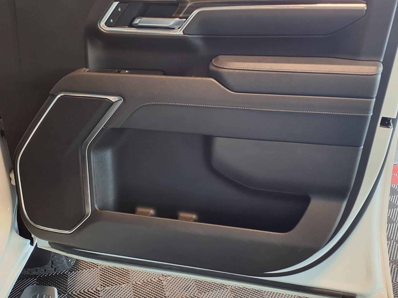 2025 Chevrolet Silverado 2500HD LT - Summit White exterior view 12