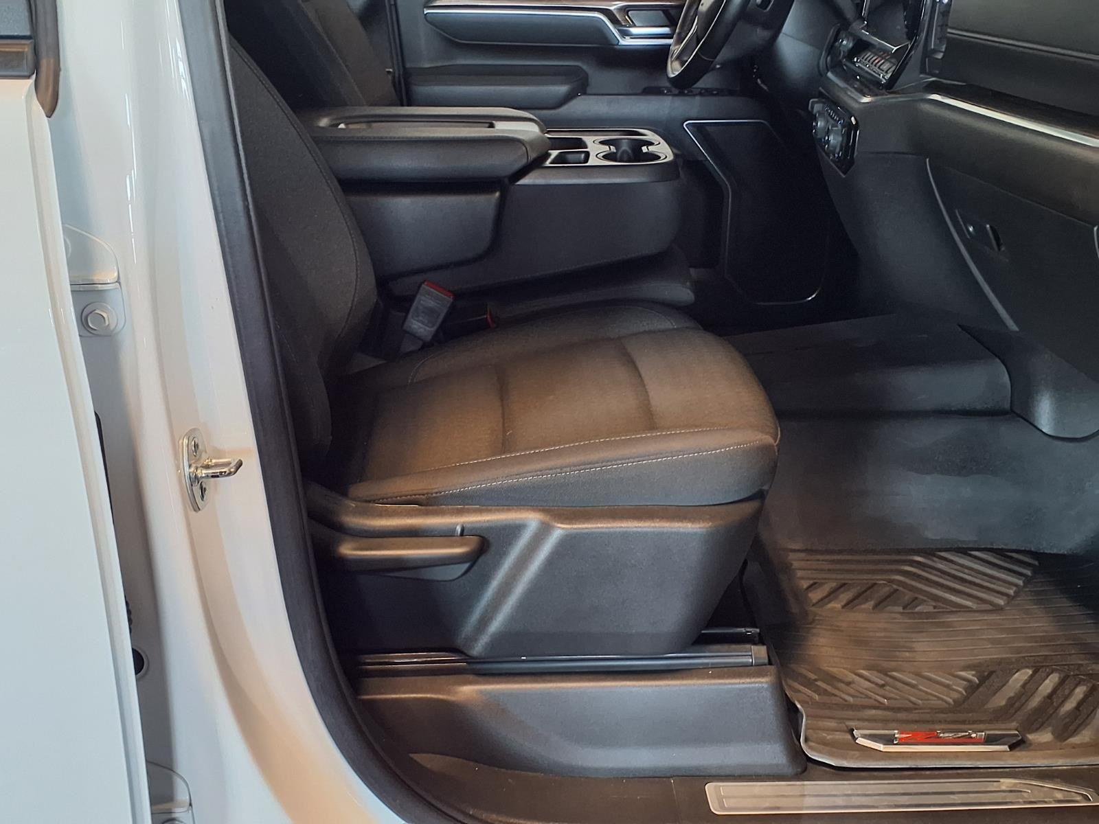 2025 Chevrolet Silverado 2500HD LT - Summit White exterior view 13