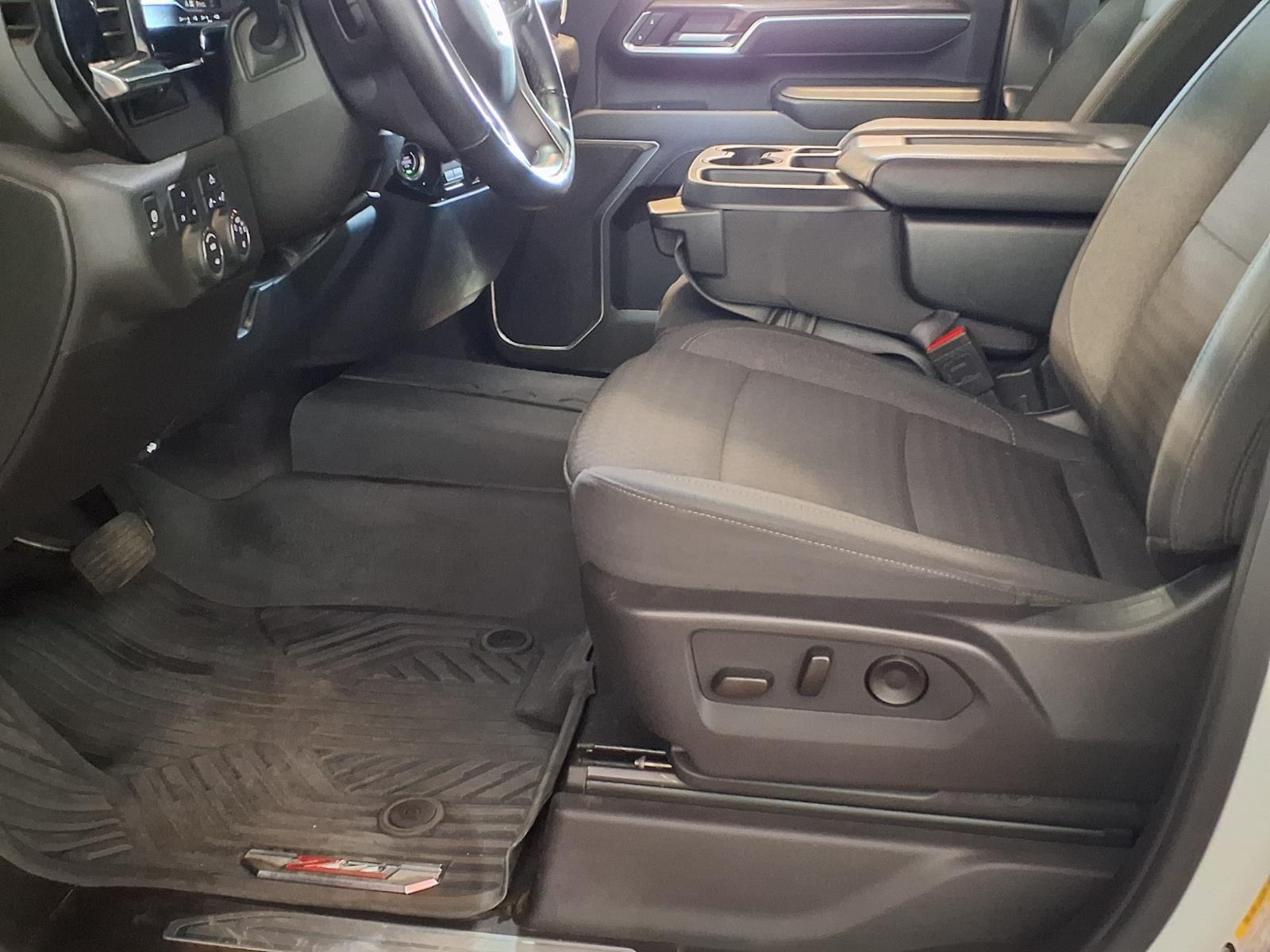 2025 Chevrolet Silverado 2500HD LT - Summit White exterior view 17