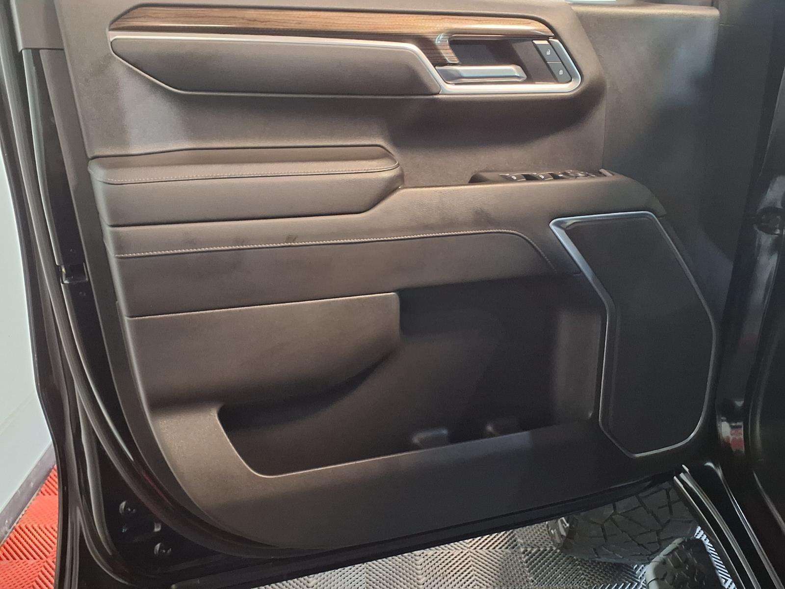 2022 Chevrolet Silverado 1500 LT - Black exterior view 16