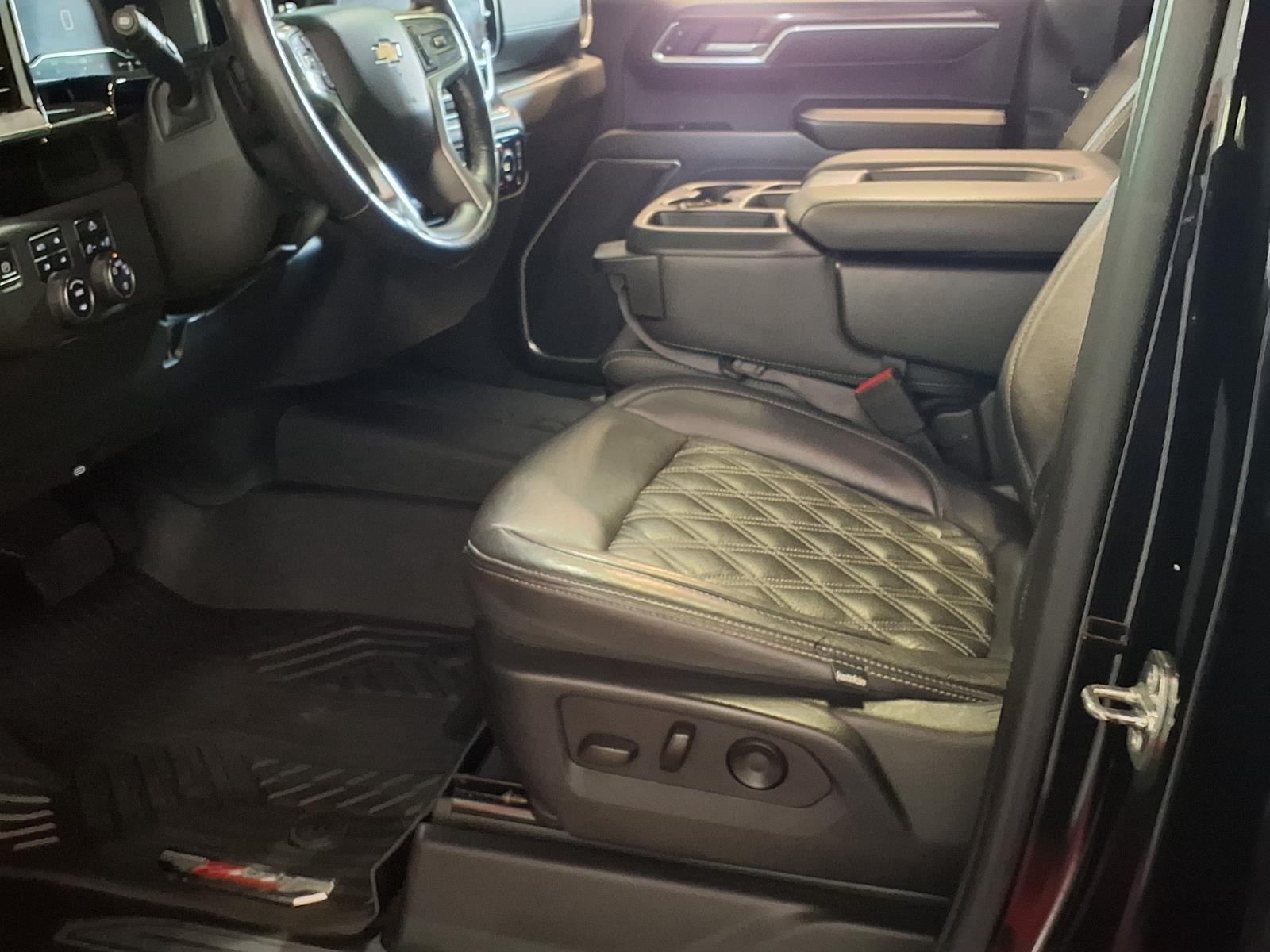 2022 Chevrolet Silverado 1500 LT - Black exterior view 17