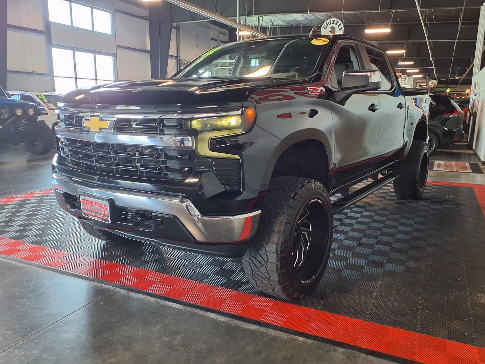 2022 Chevrolet Silverado 1500 LT - Black exterior view 4