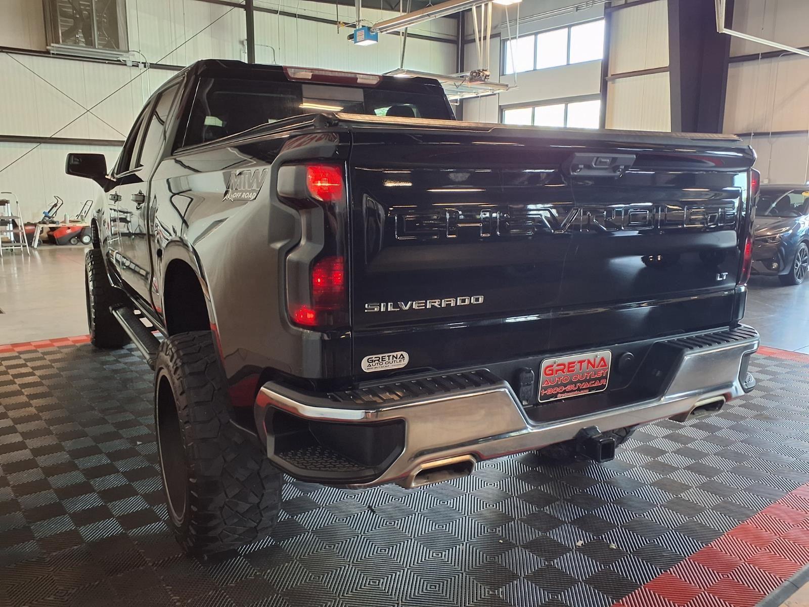 2022 Chevrolet Silverado 1500 LT - Black exterior view 5