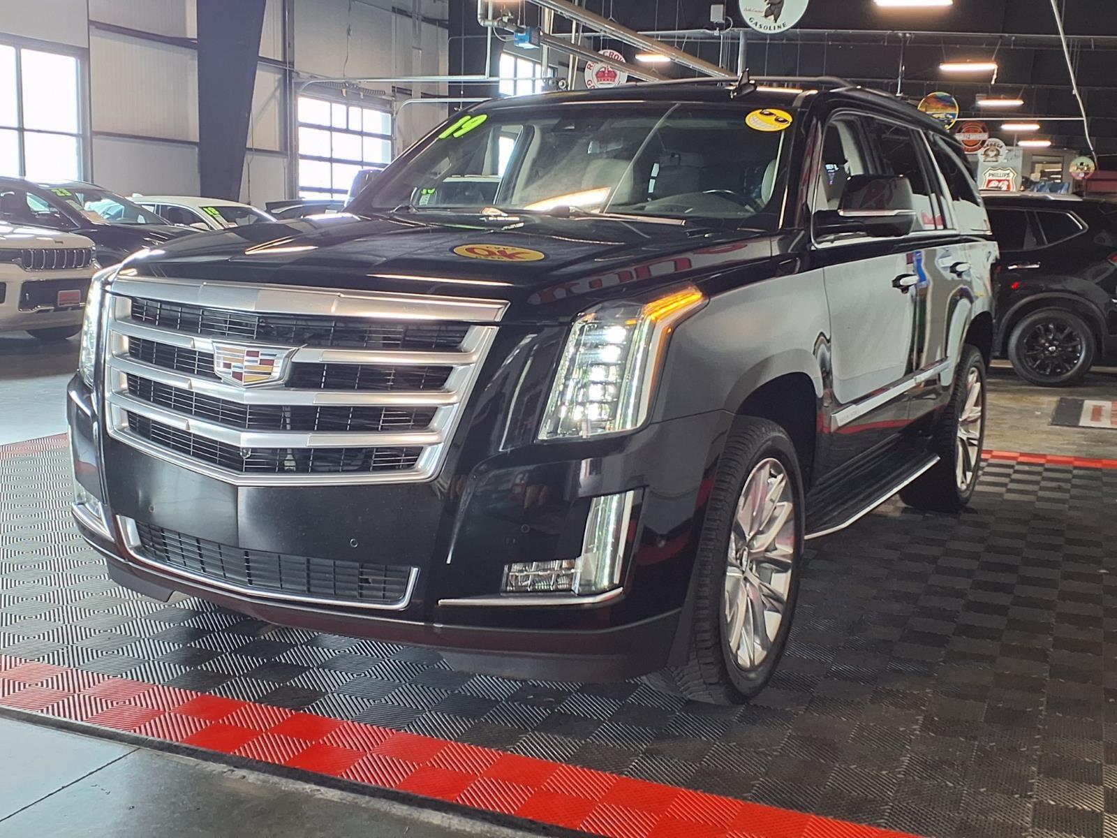 2019 Cadillac Escalade Luxury - Black Raven exterior view 4