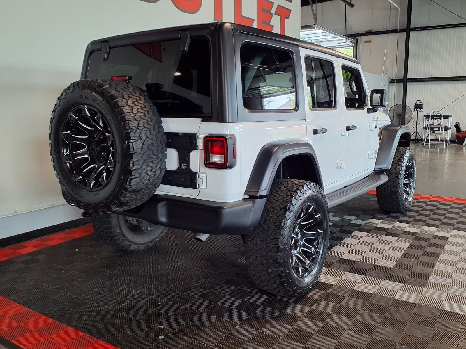 2018 Jeep Wrangler Unlimited Rubicon - Bright White Clearcoat exterior view 8