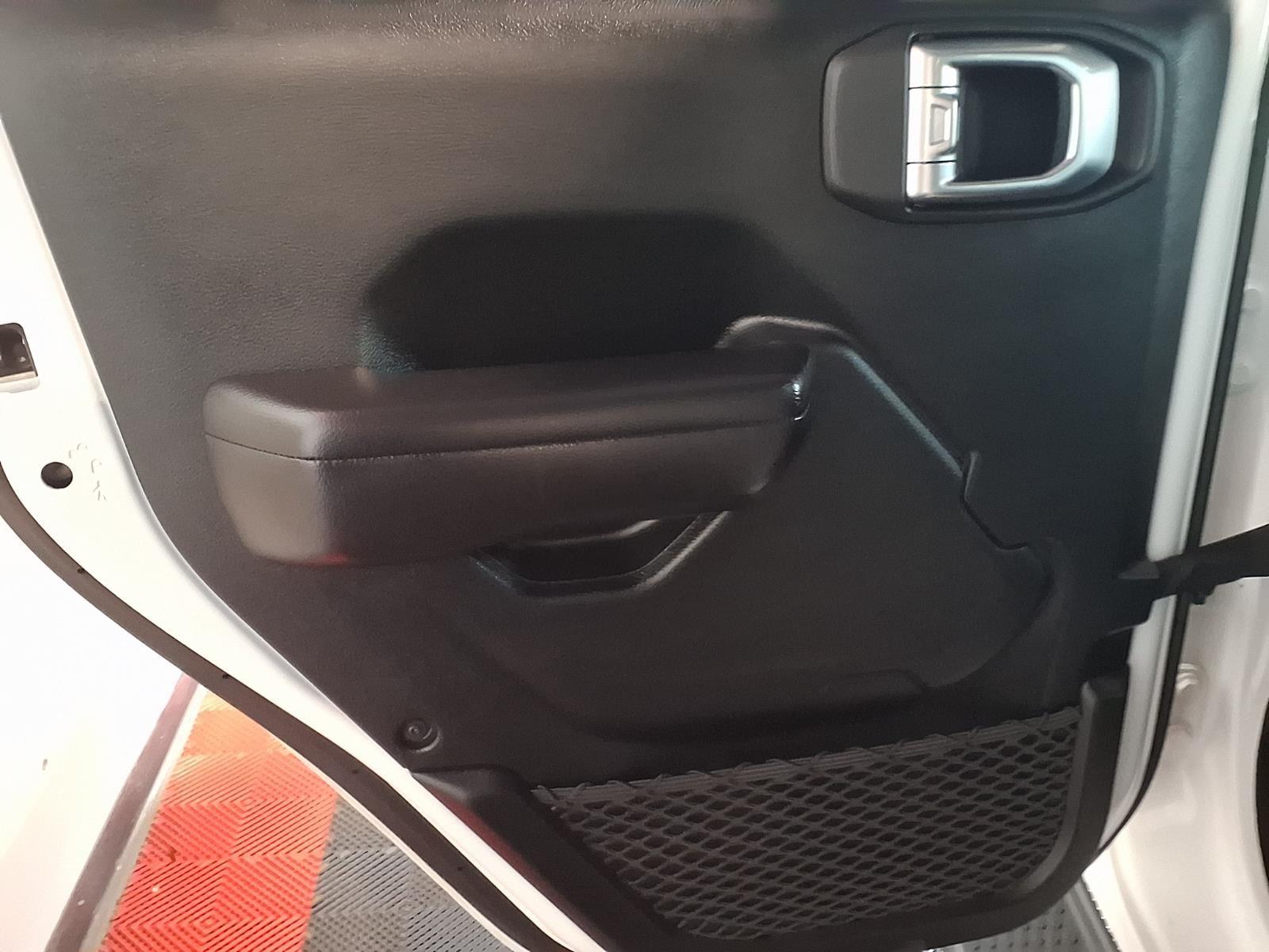 2018 Jeep Wrangler Unlimited Rubicon - Bright White Clearcoat exterior view 15
