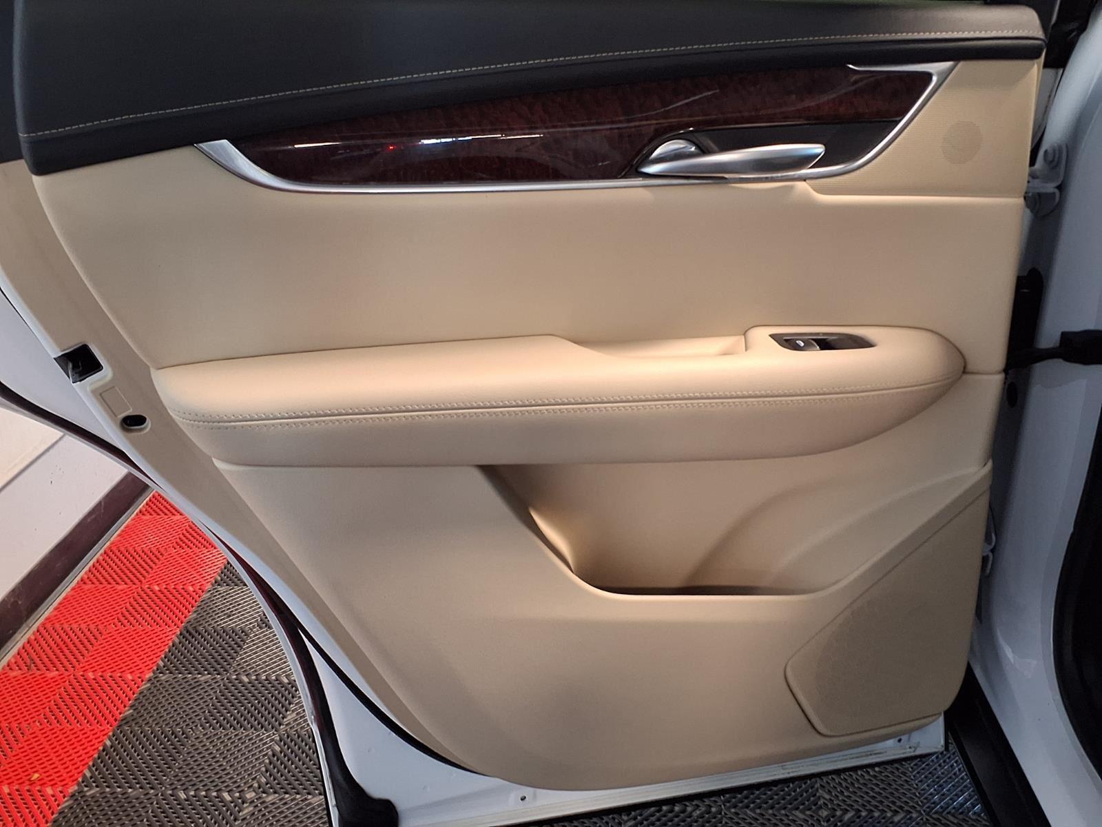 2019 Cadillac XT5 Luxury AWD - Crystal White Tricoat exterior view 15
