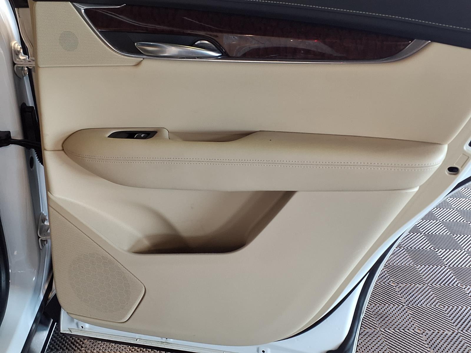 2019 Cadillac XT5 Luxury AWD - Crystal White Tricoat exterior view 11