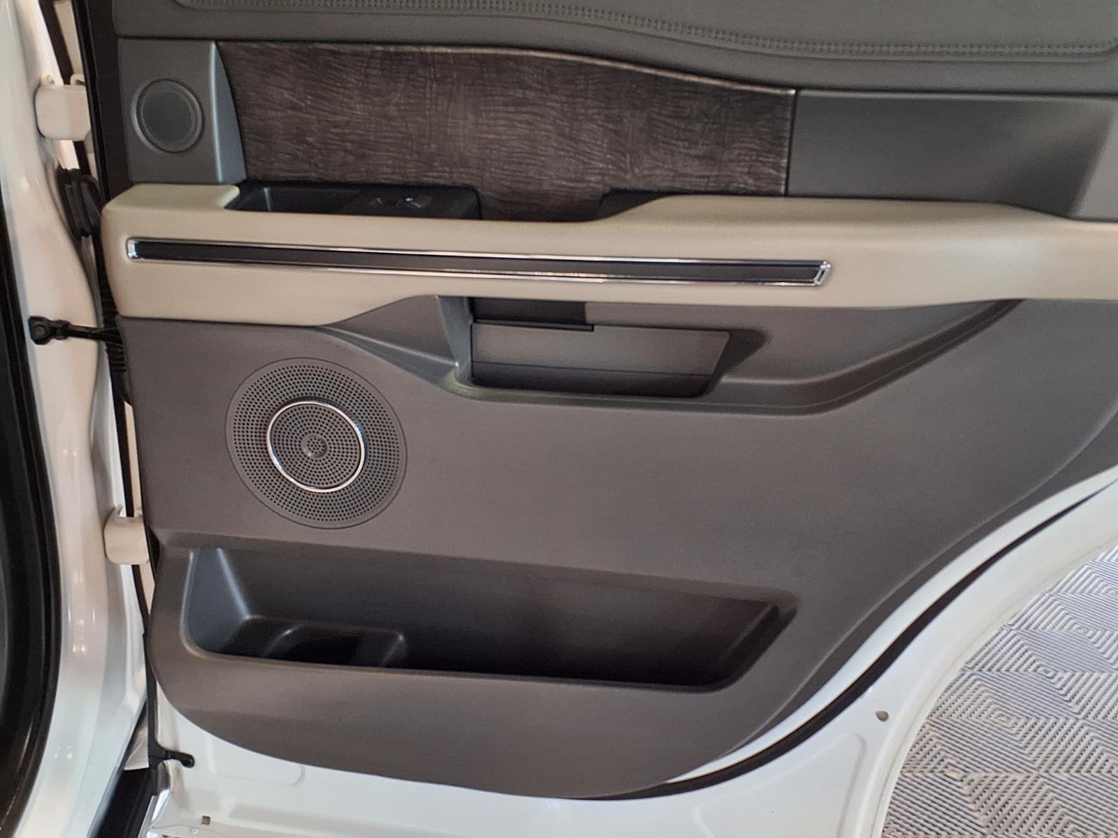 2018 Ford Expedition Limited - White Platinum Metallic Tri-Coat exterior view 10