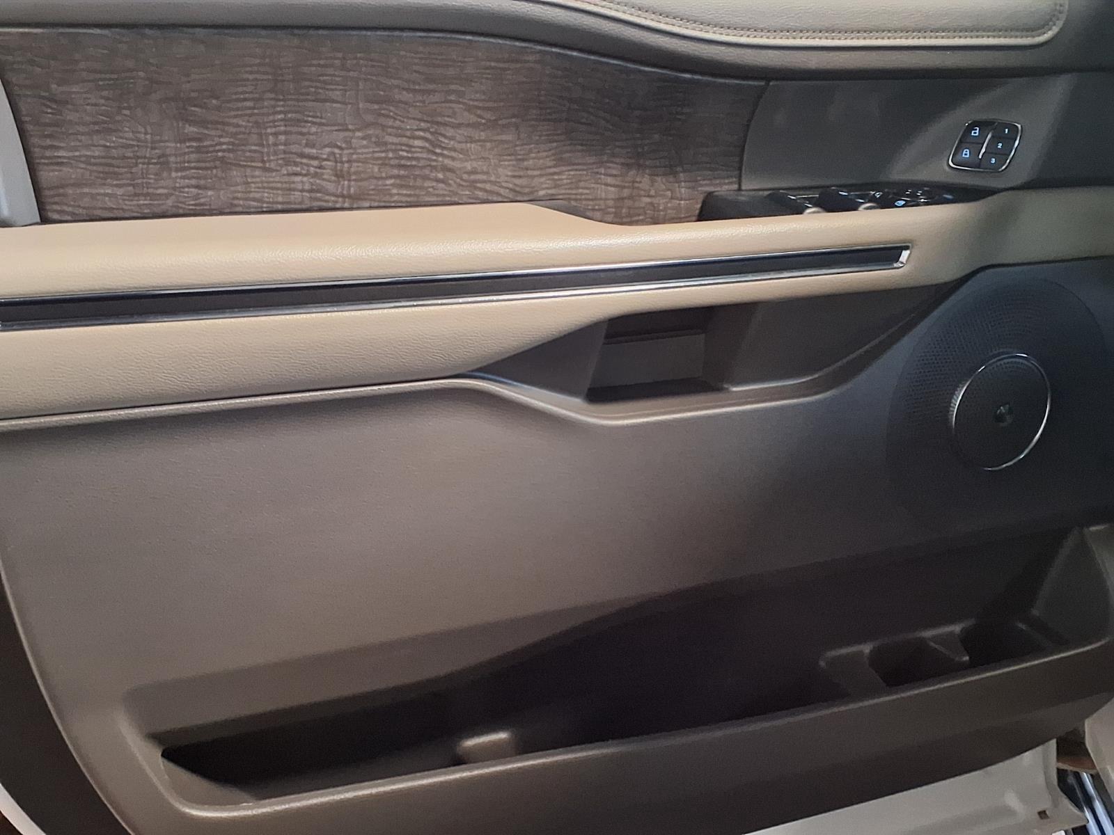 2018 Ford Expedition Limited - White Platinum Metallic Tri-Coat exterior view 17