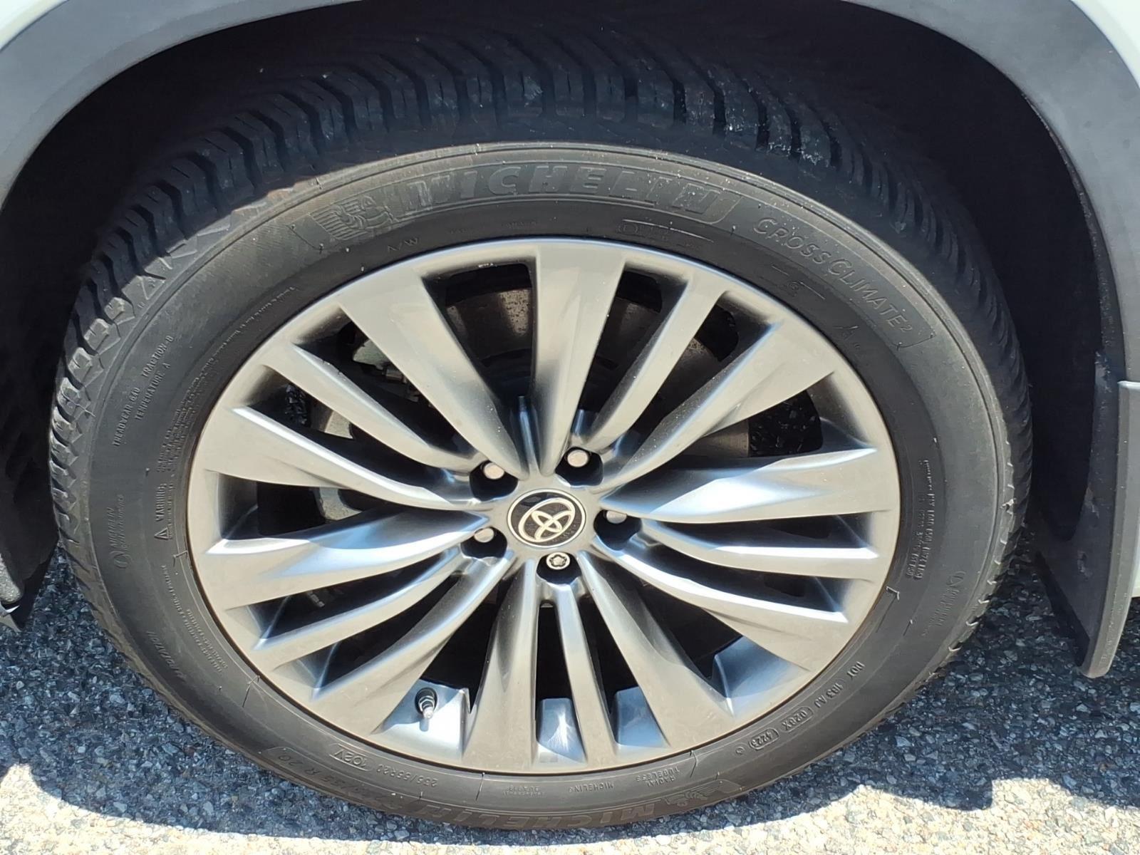 Used 2021 Blizzard Pearl Toyota Platinum image 4