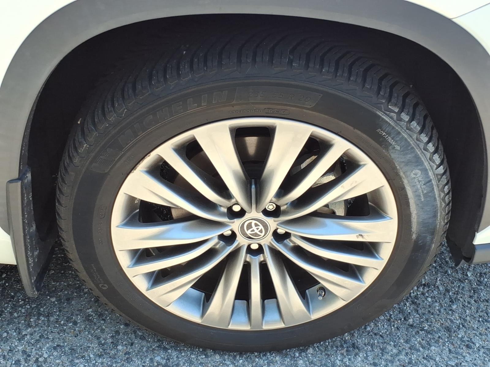 Used 2021 Blizzard Pearl Toyota Platinum image 9