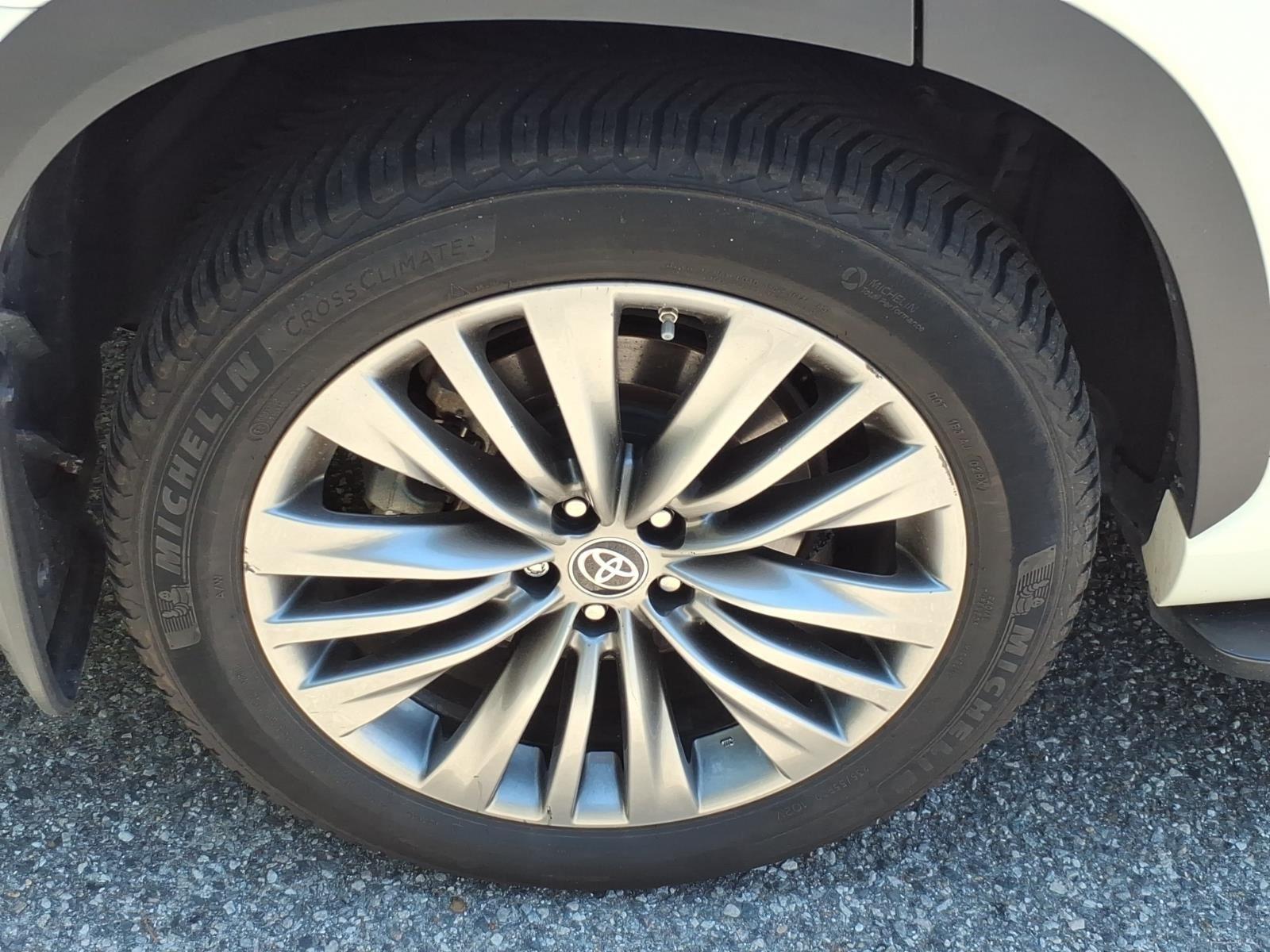 Used 2021 Blizzard Pearl Toyota Platinum image 10