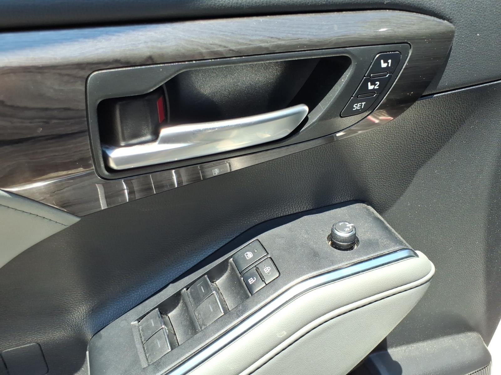 Used 2021 Blizzard Pearl Toyota Platinum image 17