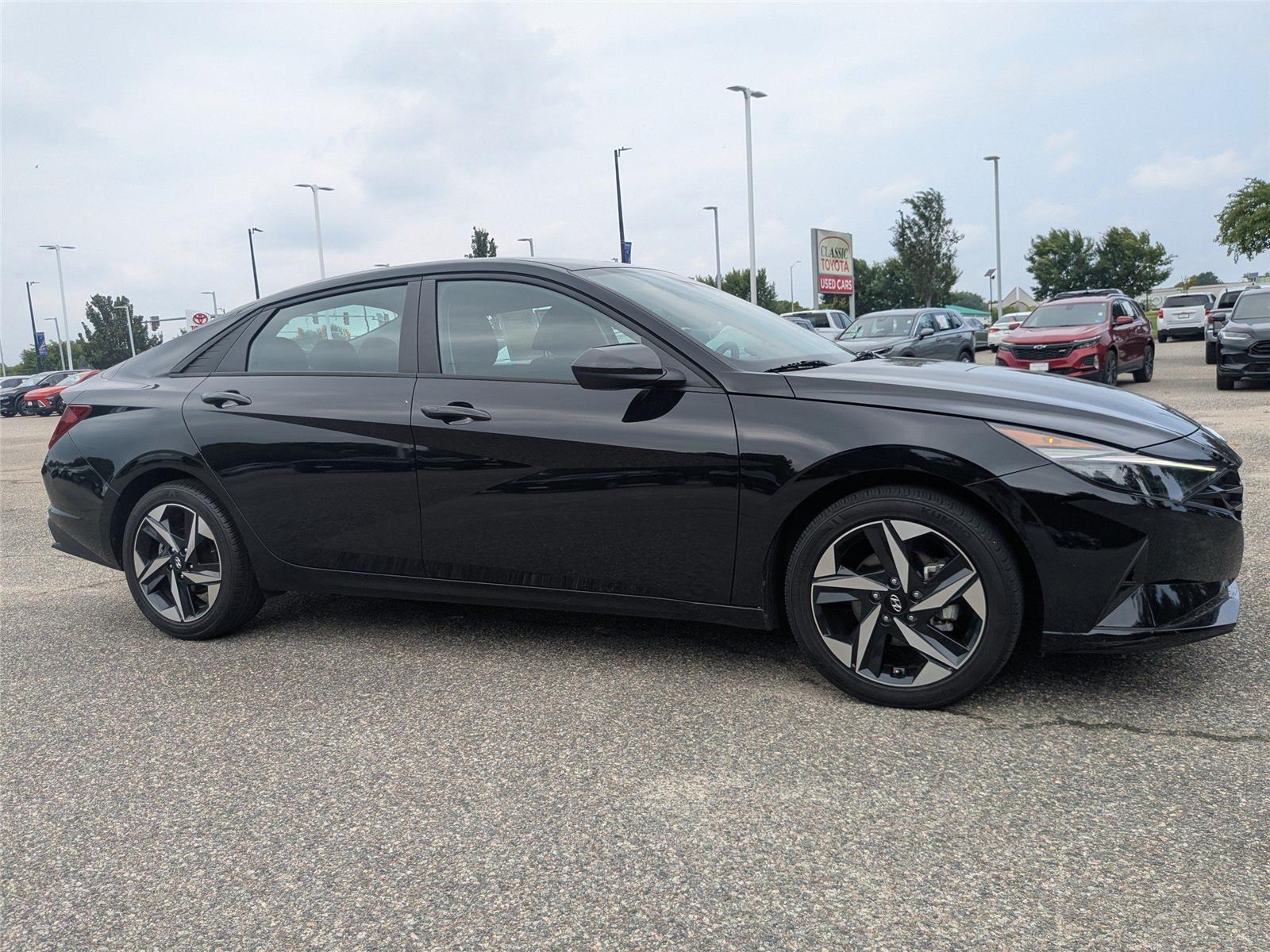 Onyx Black 2023 Hyundai Elantra Sedan Front-Wheel Drive Continuously Variable Transmission