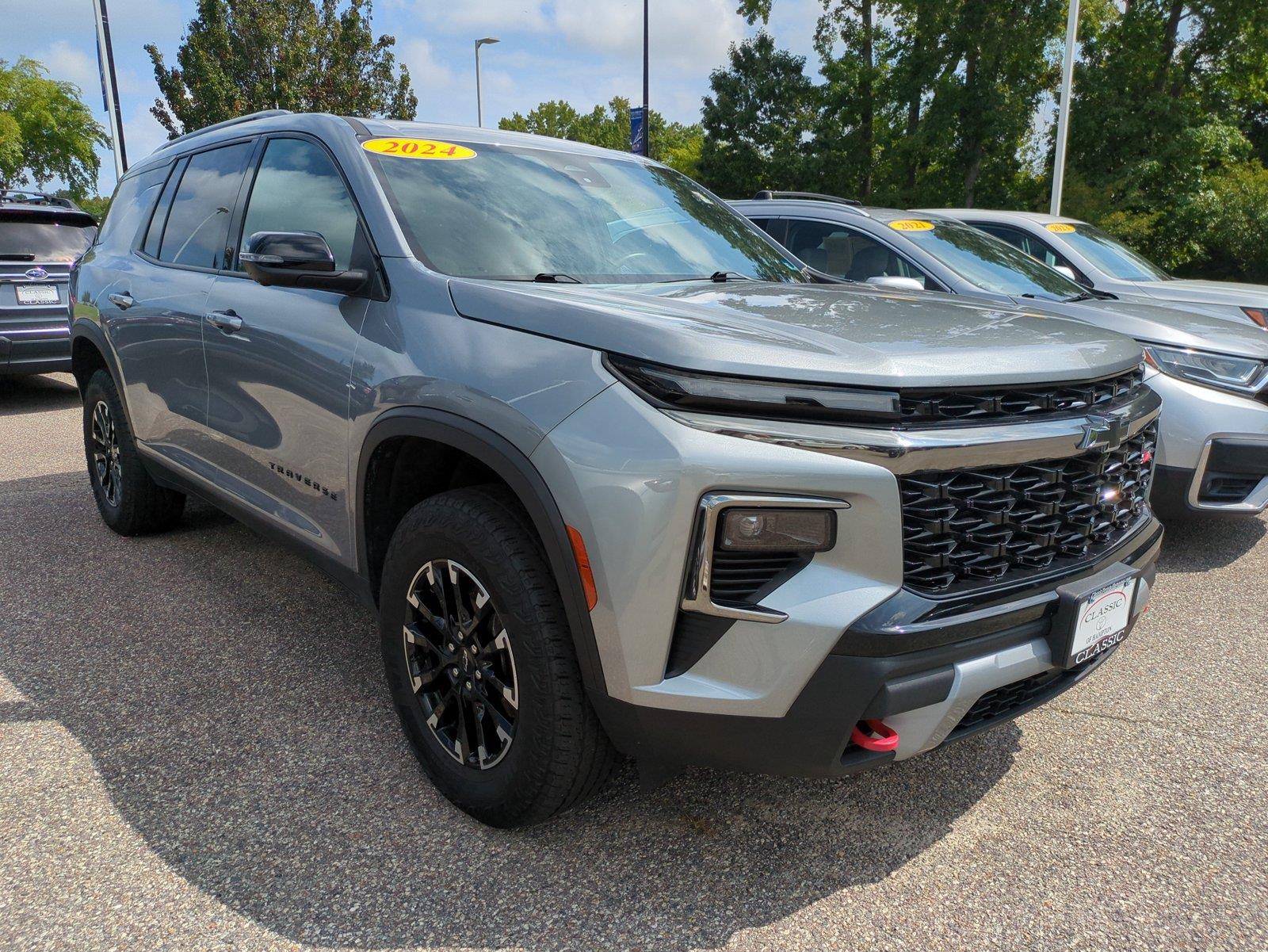 Stardust Metallic 2024 Chevrolet Traverse SUV / Crossover Four-Wheel Drive 8-Speed Automatic