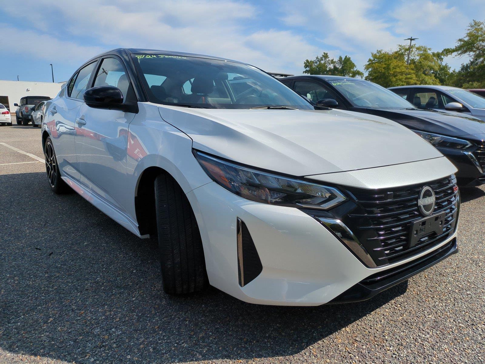 Aspen White Tricoat/Super Black 2025 Nissan Sentra Sedan Front-Wheel Drive Continuously Variable Transmission
