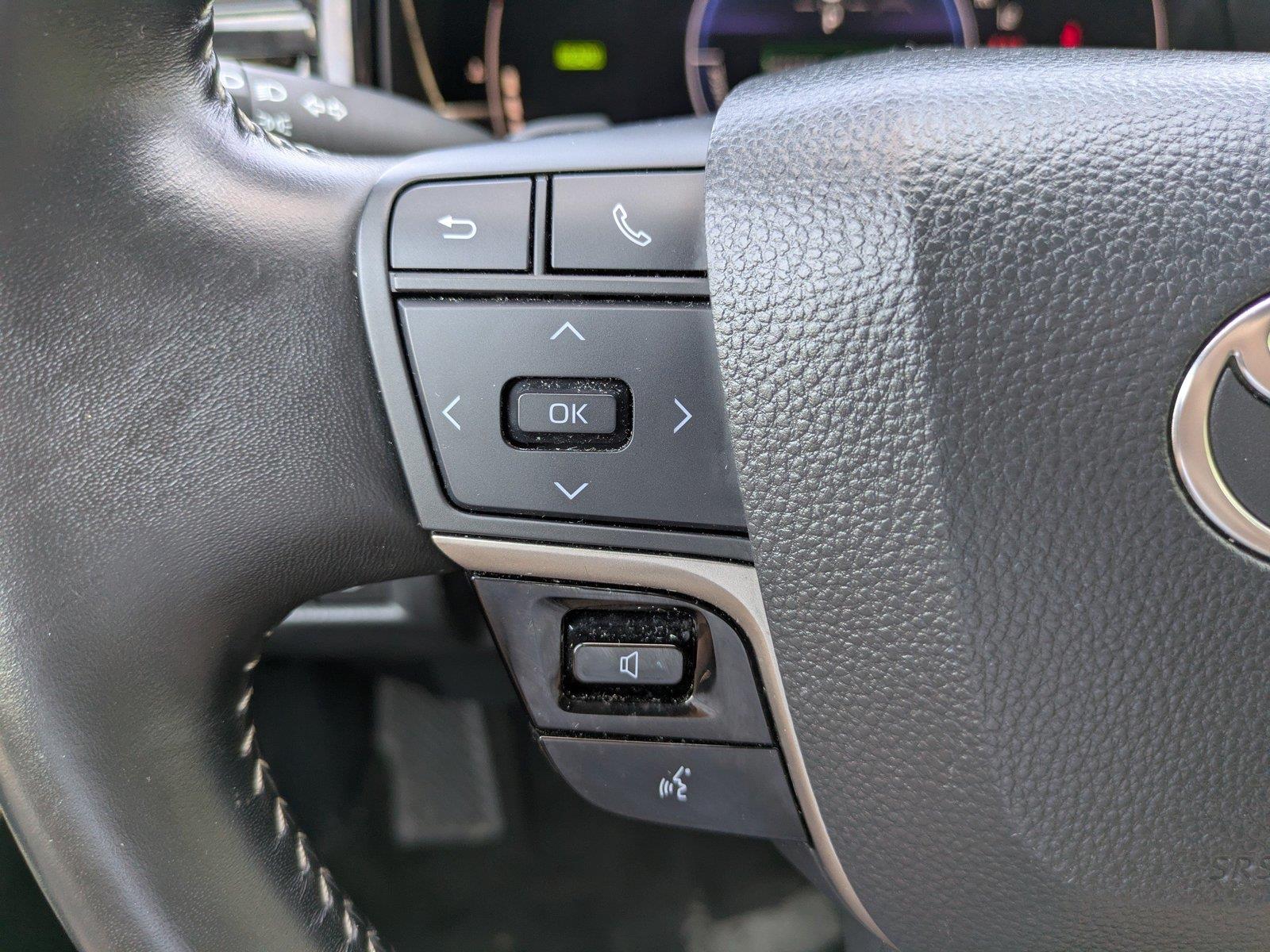 Used 2025  Toyota SE image 22