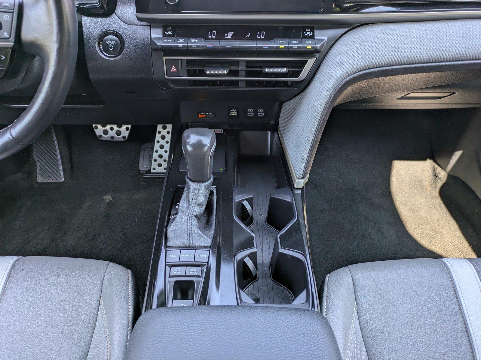 Used 2025  Toyota SE image 18