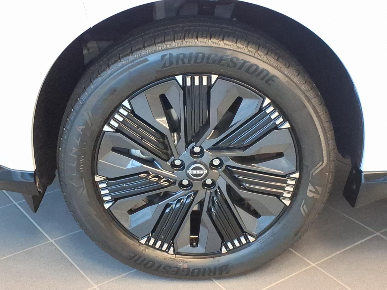 New 2026 Everest White Pearl Tricoat Nissan Platinum image 4