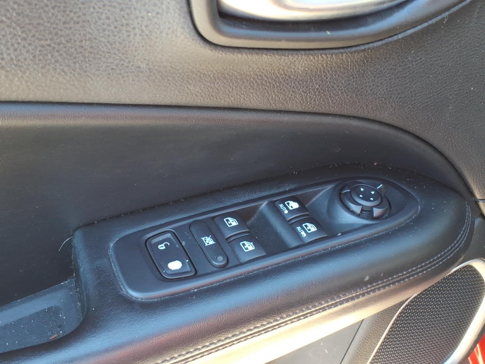 Used 2018 Redline Pearlcoat Jeep Altitude image 11
