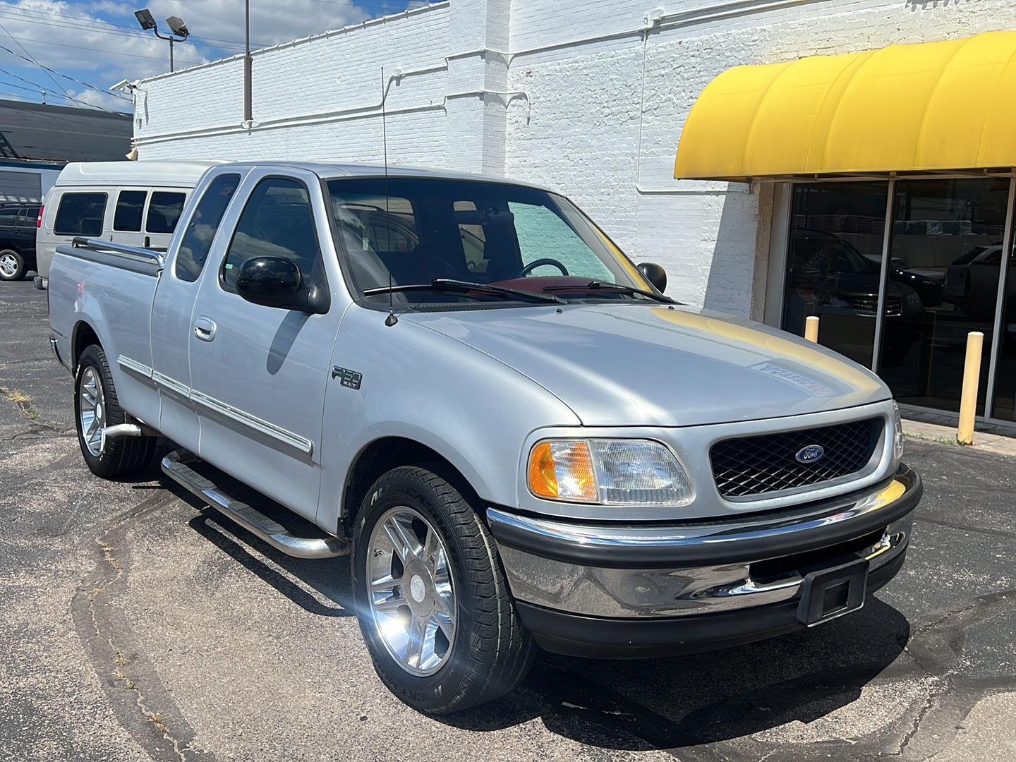Silver (CC/Met) 1997 Ford F-150 Pickup Truck Rear-Wheel Drive 5-Speed Manual Overdrive