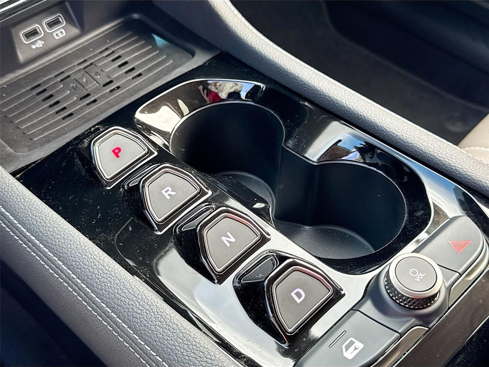 2025 VinFast VF 8 Eco - Photo 17
