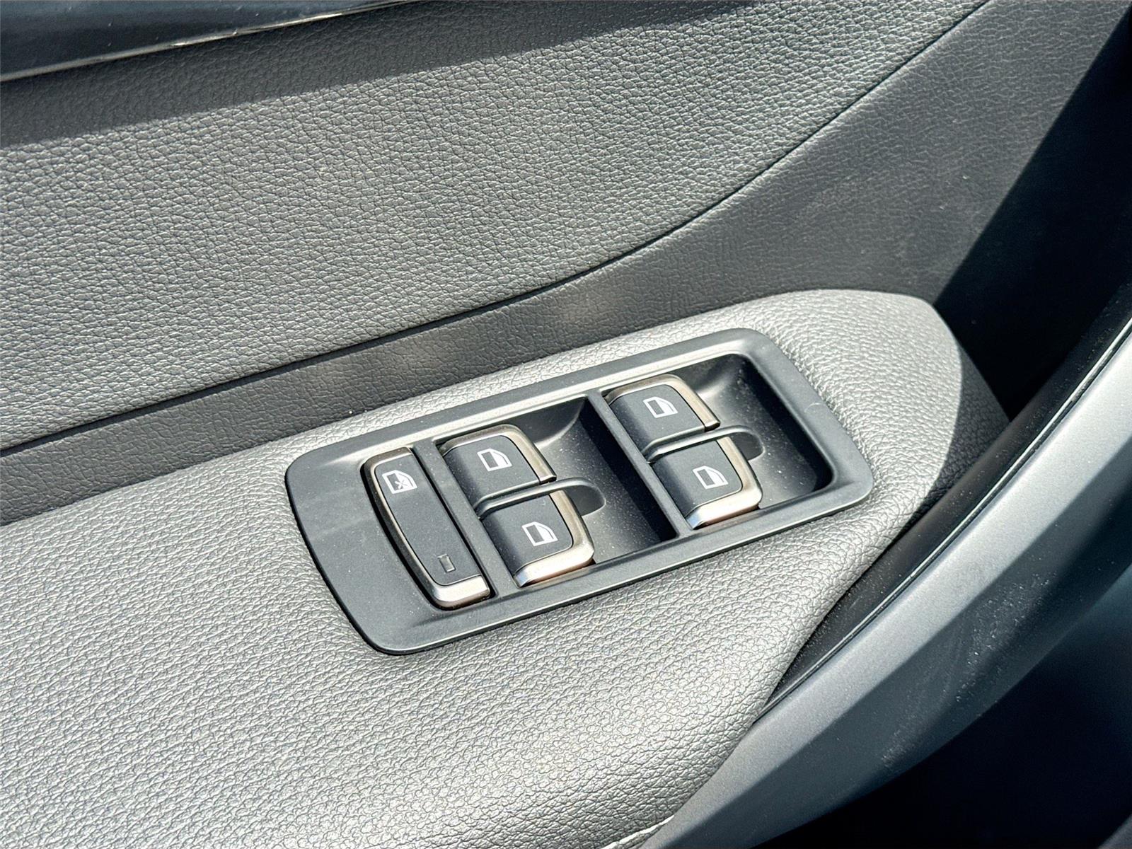 2025 VinFast VF 8 Eco - Photo 18